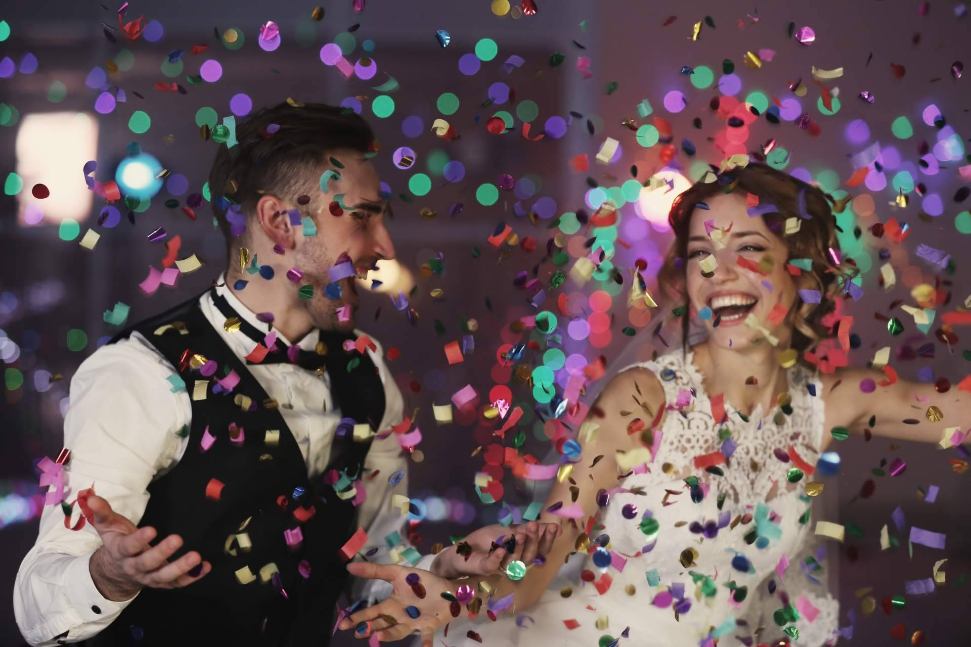 Contratar cantantes famosos para bodas con el servicio de la agencia Peculiar