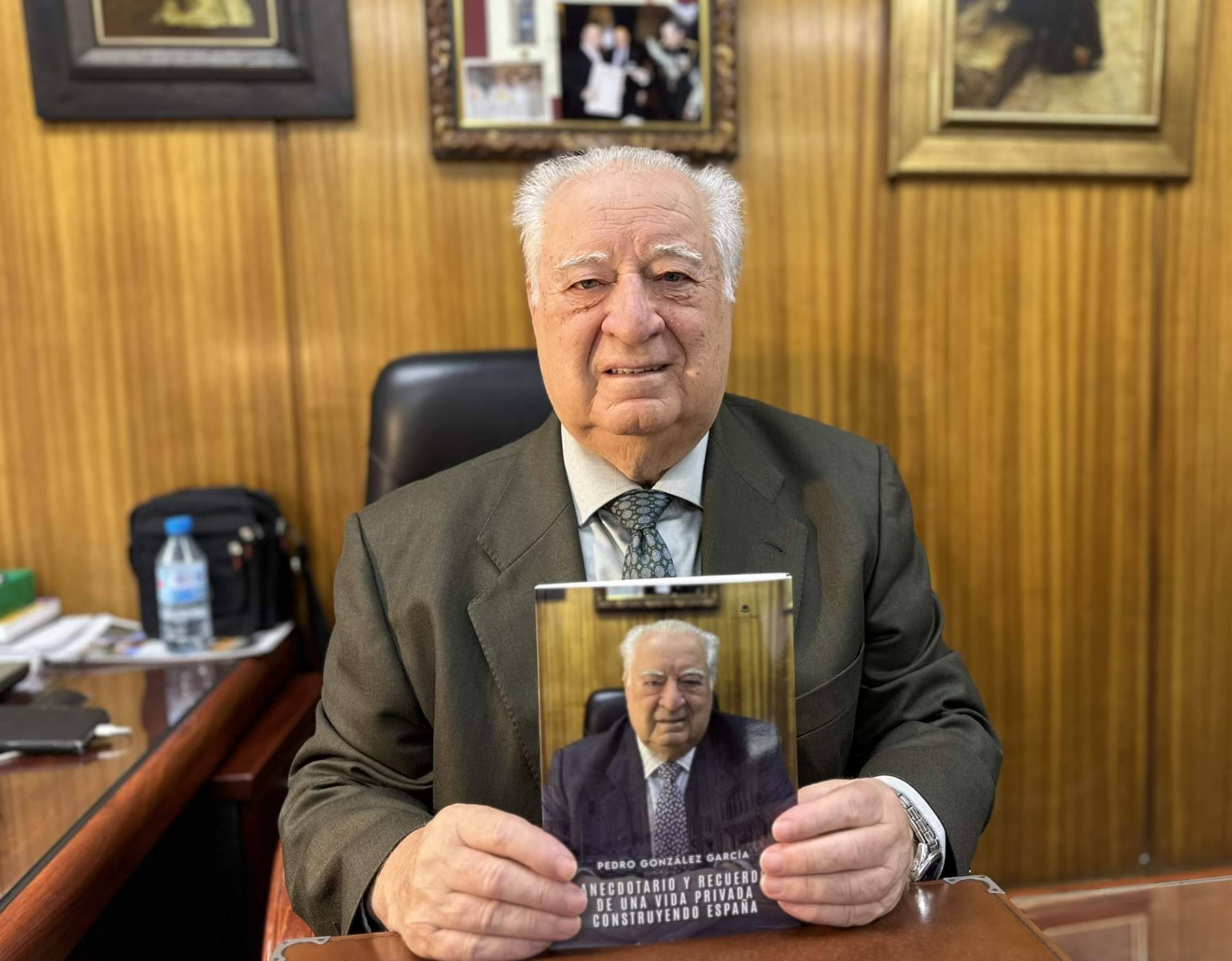 ‘Anecdotario y recuerdo de una vida privada construyendo España’, la biografía de Pedro González García