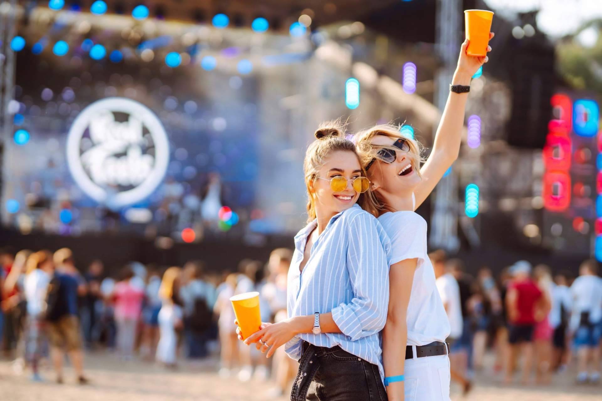 Contratar artistas para las fiestas patronales en España a través de agencias de representación como Peculiar.es
