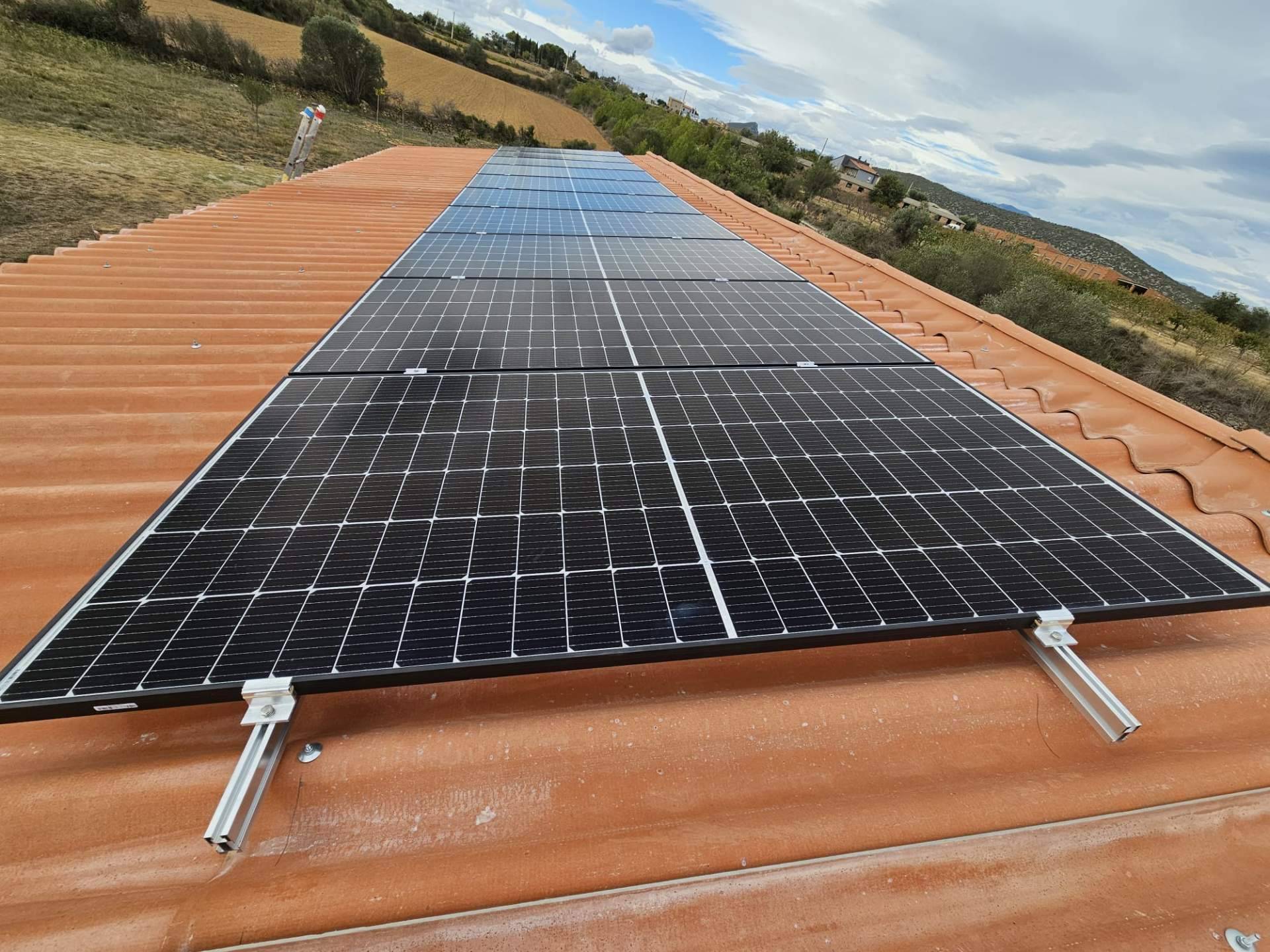 GoldProjects distribuye placas fotovoltaicas de la casa SUNEVO en España