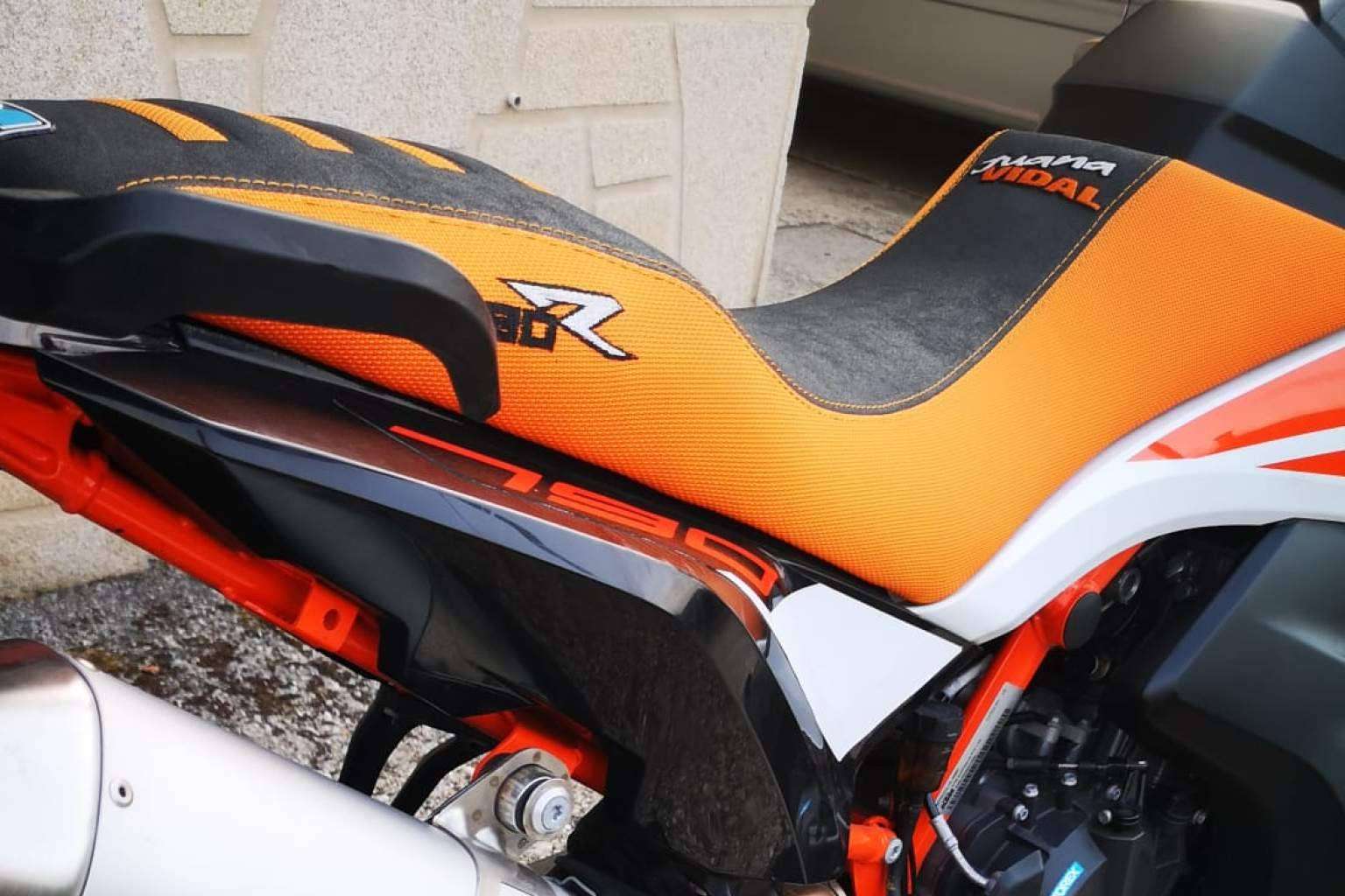 Asientos para motos personalizados con la empresa JM-FUNDAS