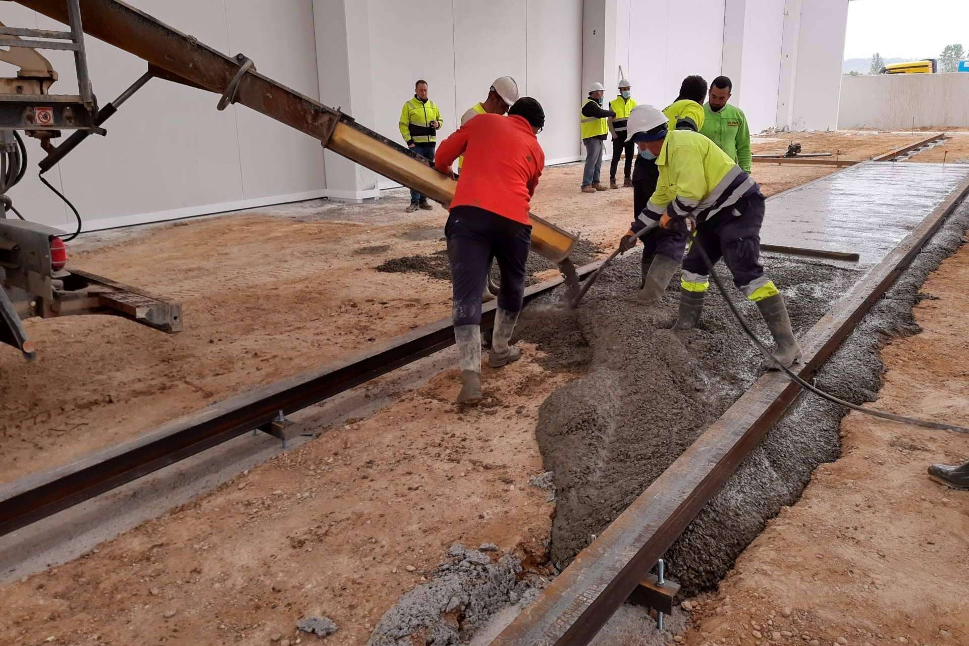 Fibras en solera industrial en la fábrica situada en Aranda de Duero