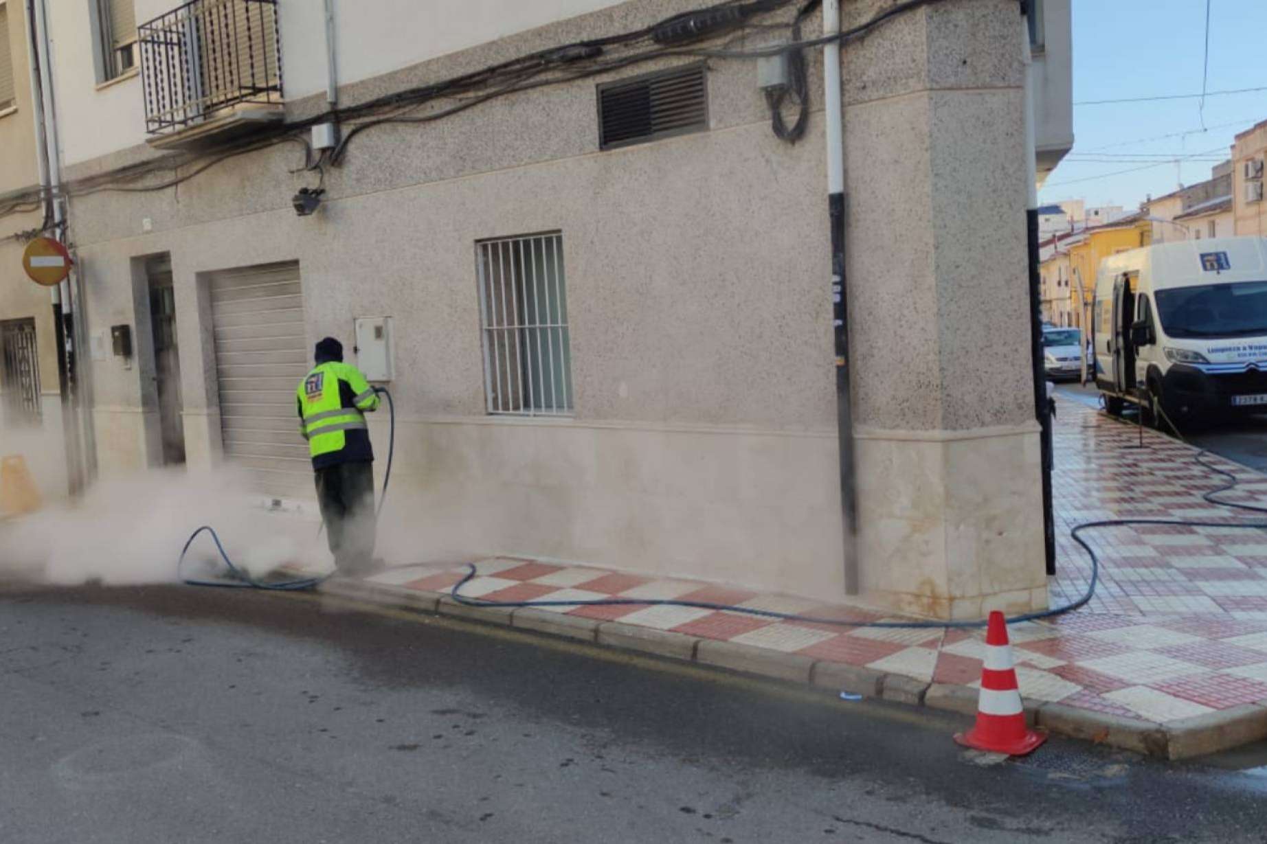 Galvañ Lacados y el mantenimiento para ayuntamientos con limpieza con vapor de alta presión para municipios