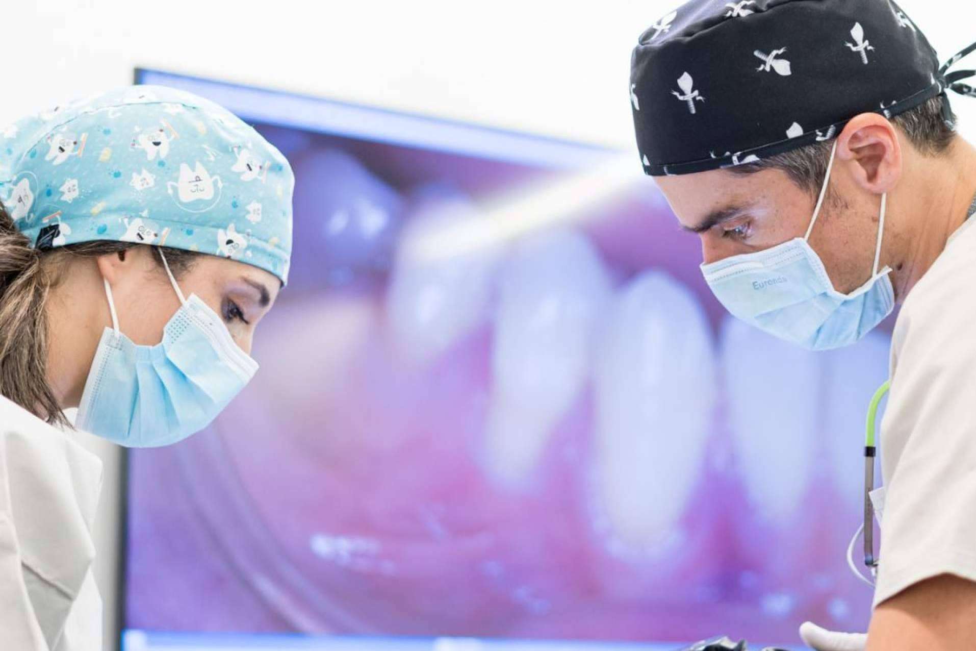 ¿Cómo evitar la periimplantitis?, con Clínica Dental Ruiz de Gopegui