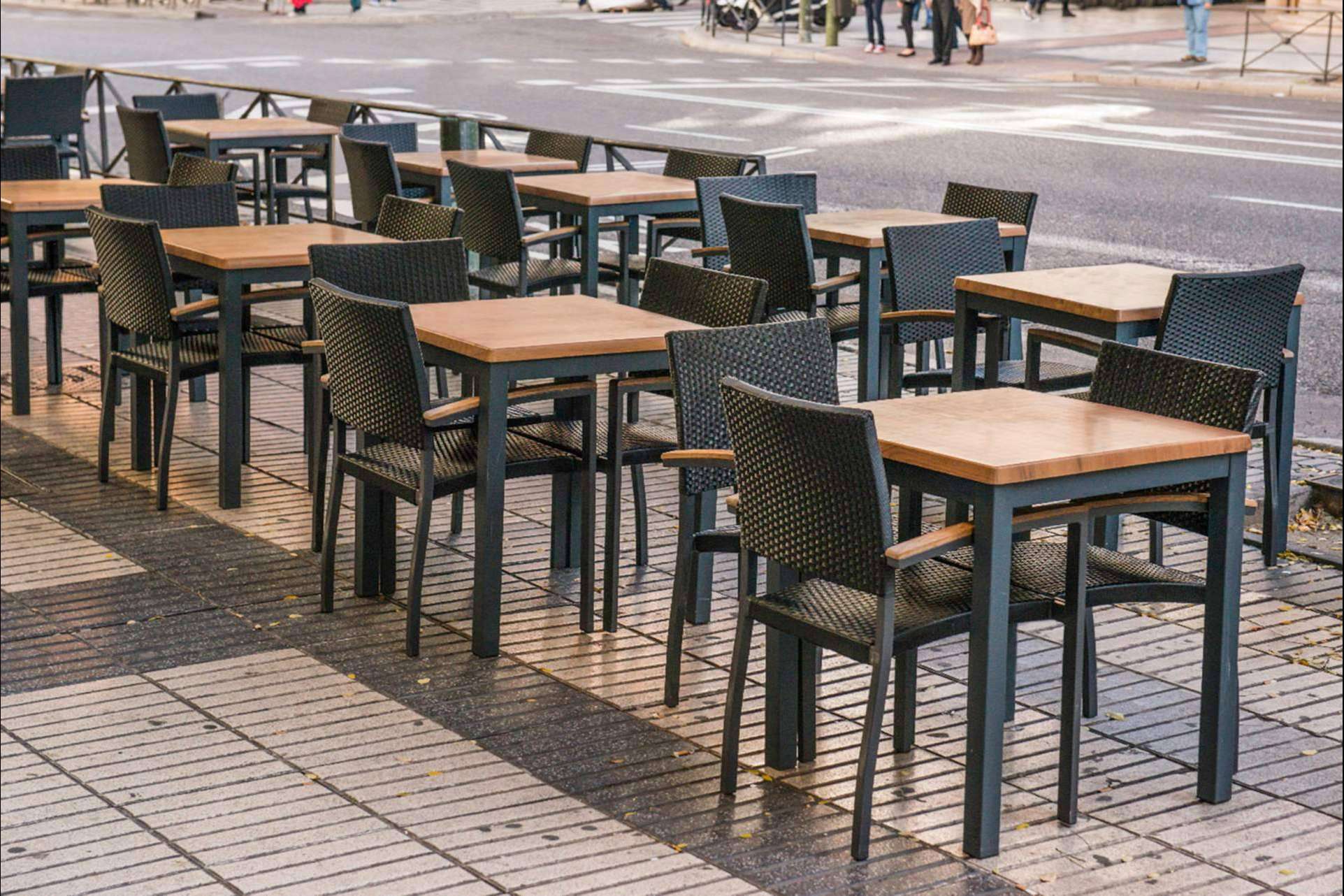 Mobiliario de hostelería para preparar la temporada de terraza