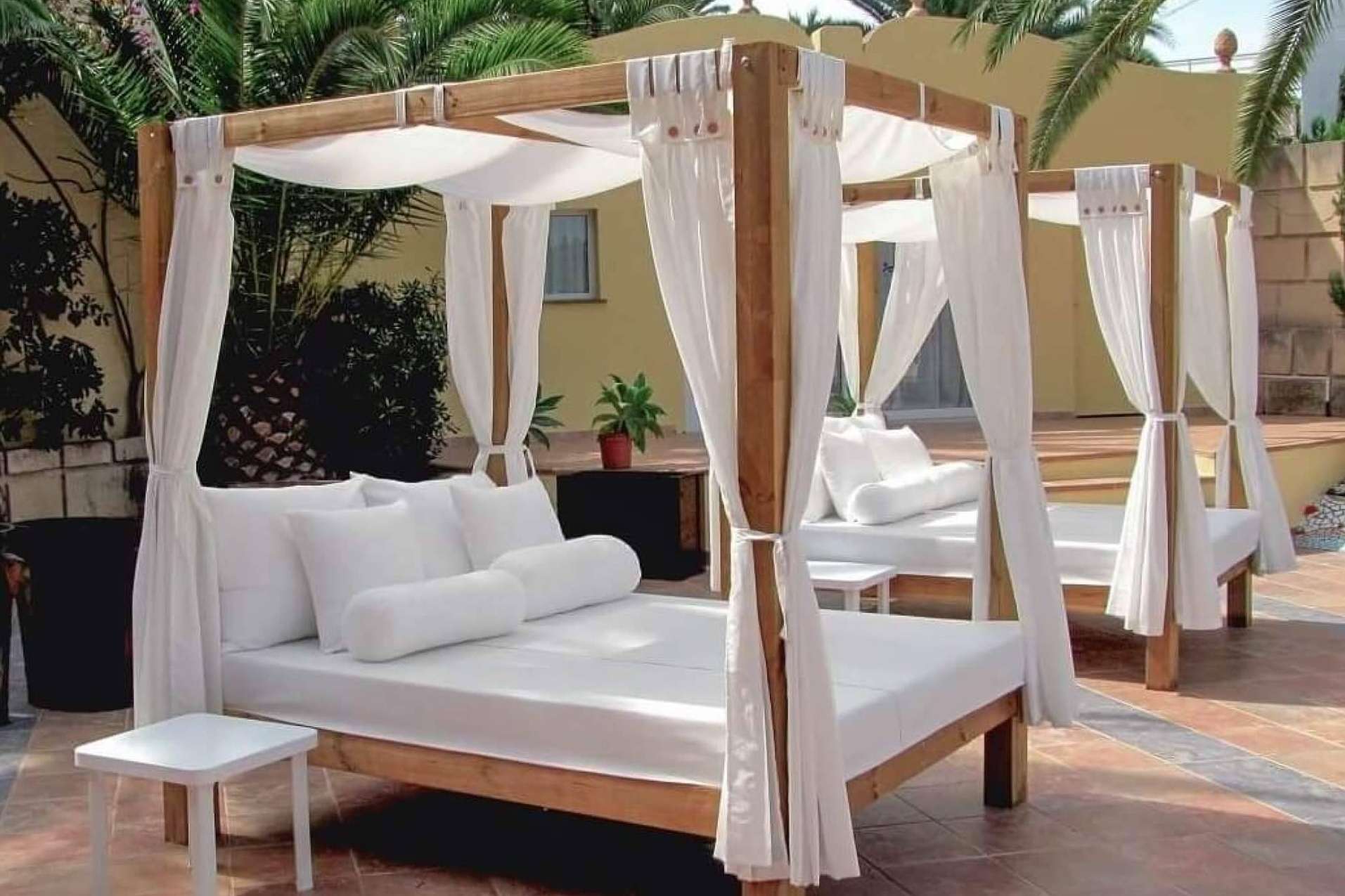 Renovar el aspecto de una piscina con las tumbonas de Real Hostelería