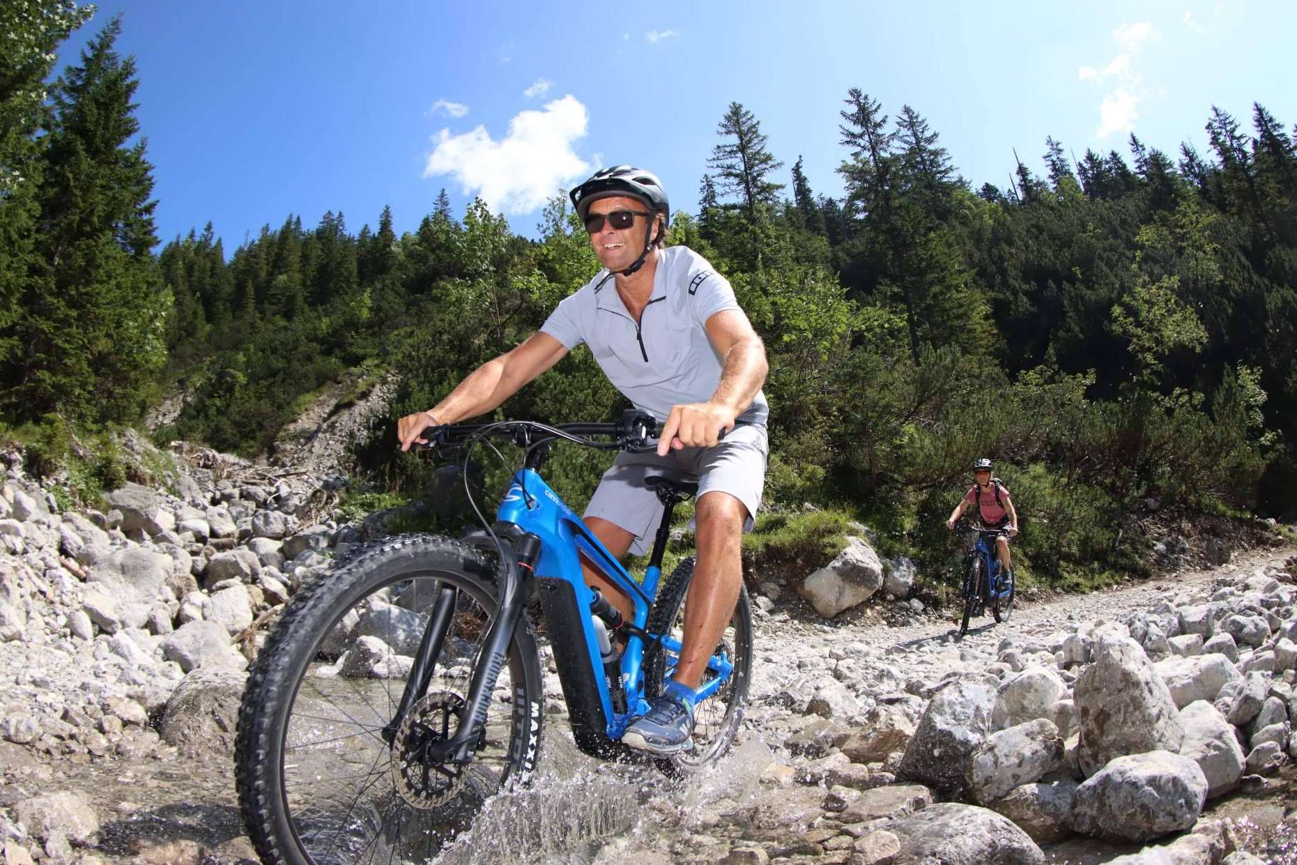 Activans en Girona, descubrir la fusión única de ciclismo y viaje en camper