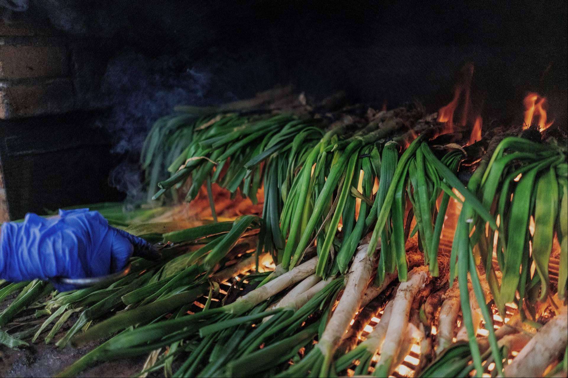 Disfrutar con amigos y familiares en Pasa Tapas con sus menús de calçotada