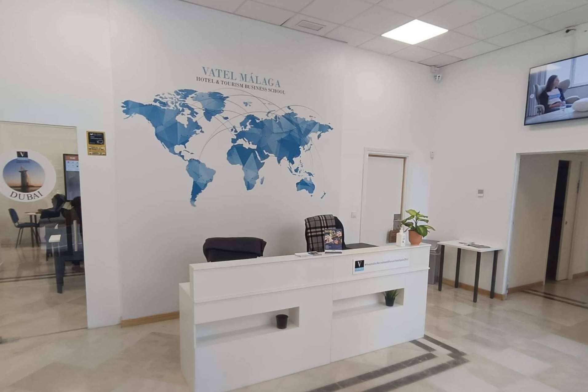Una escuela de dirección hotelera en Málaga que ofrece formaciones completas y modernas es Vatel
