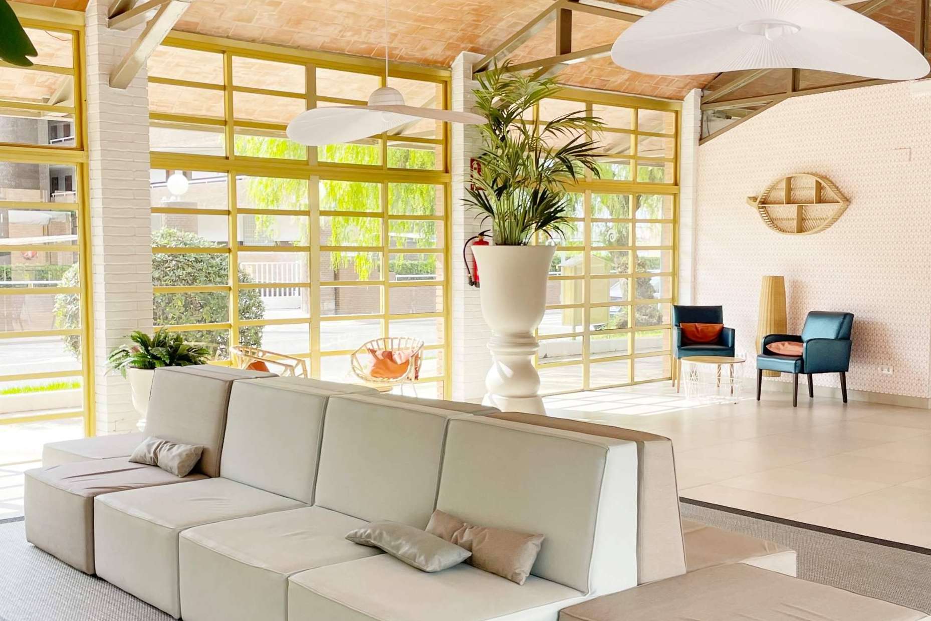 Apartmueble y su amplio catálogo de mobiliario para hostelería y restauración