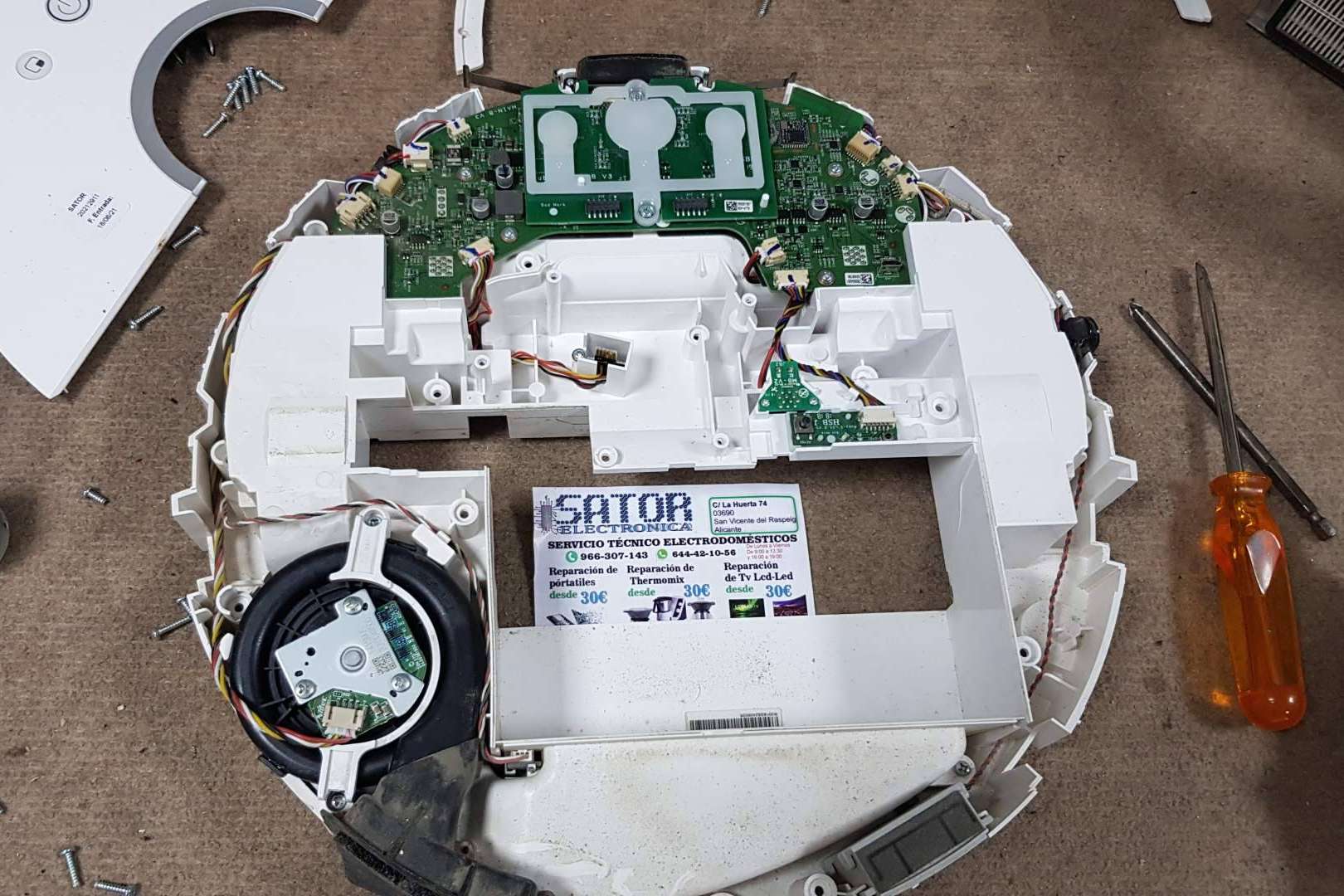 Sator Electrónica recalca la importancia de la limpieza semanal del robot aspirador para evitar averías