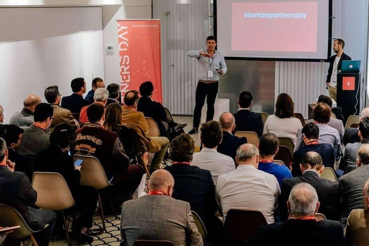 Celebrar eventos y actividades de teambuilding en la sala empresarial LBK99