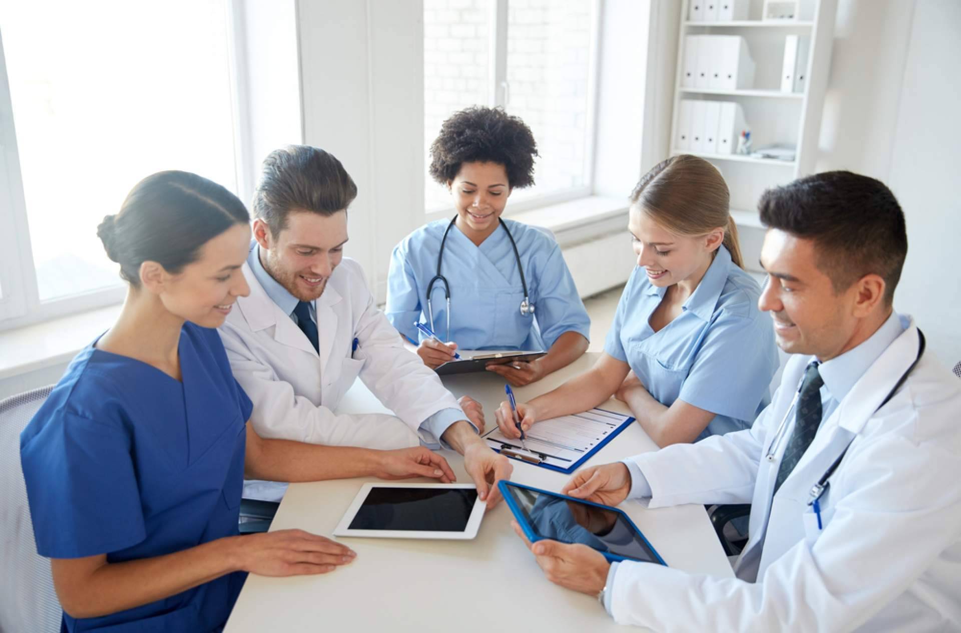 Cursos para celadores con Universal Formación, una de las profesiones que más crece en el sector sanitario