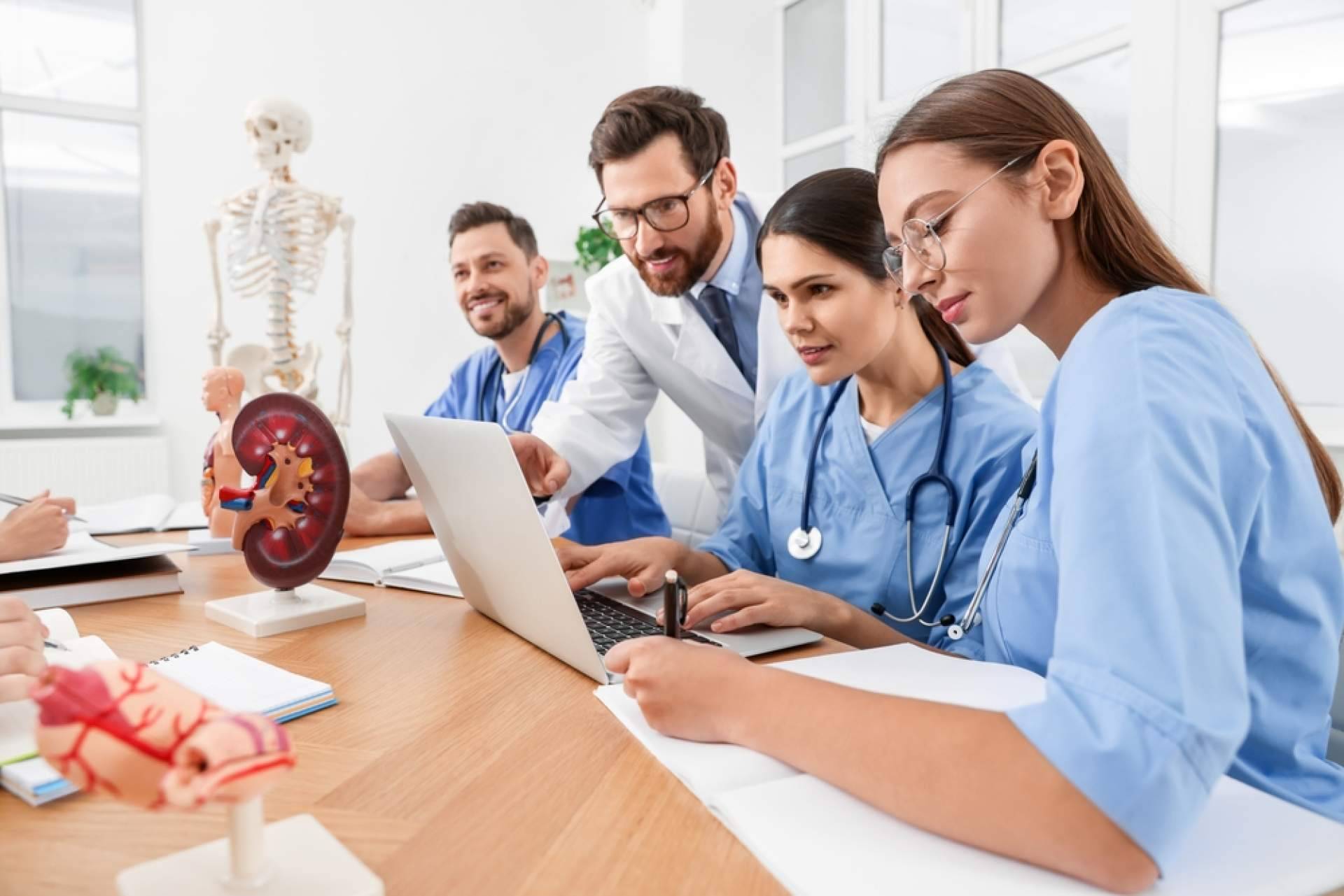 Máster, expertos y cursos de especialización de Universal Formación con la acreditación universitaria de EUNEIZ