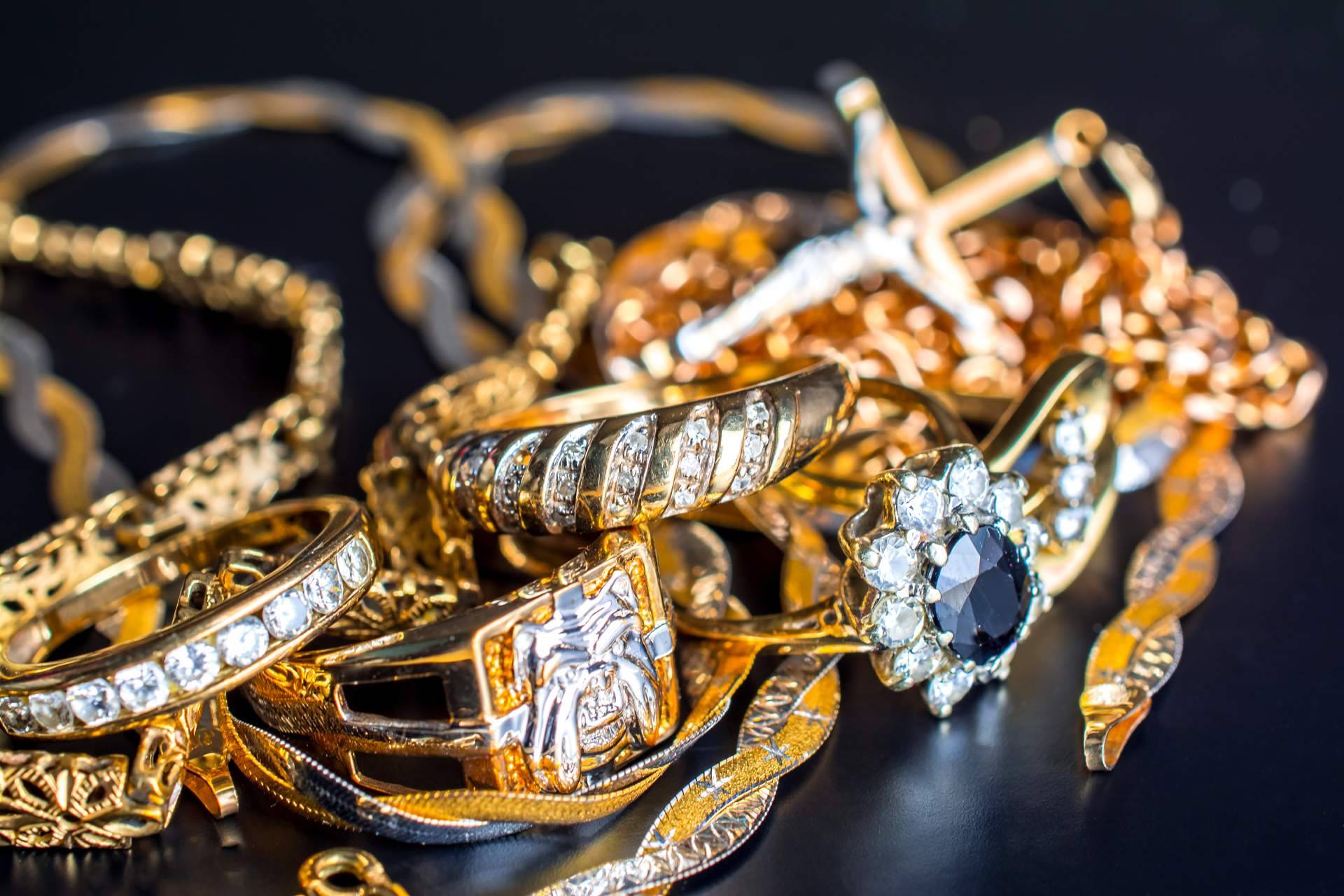 Tasación y compra de oro, joyas y relojes en Novecento, donde cada pieza es única y tratada con el máximo valor