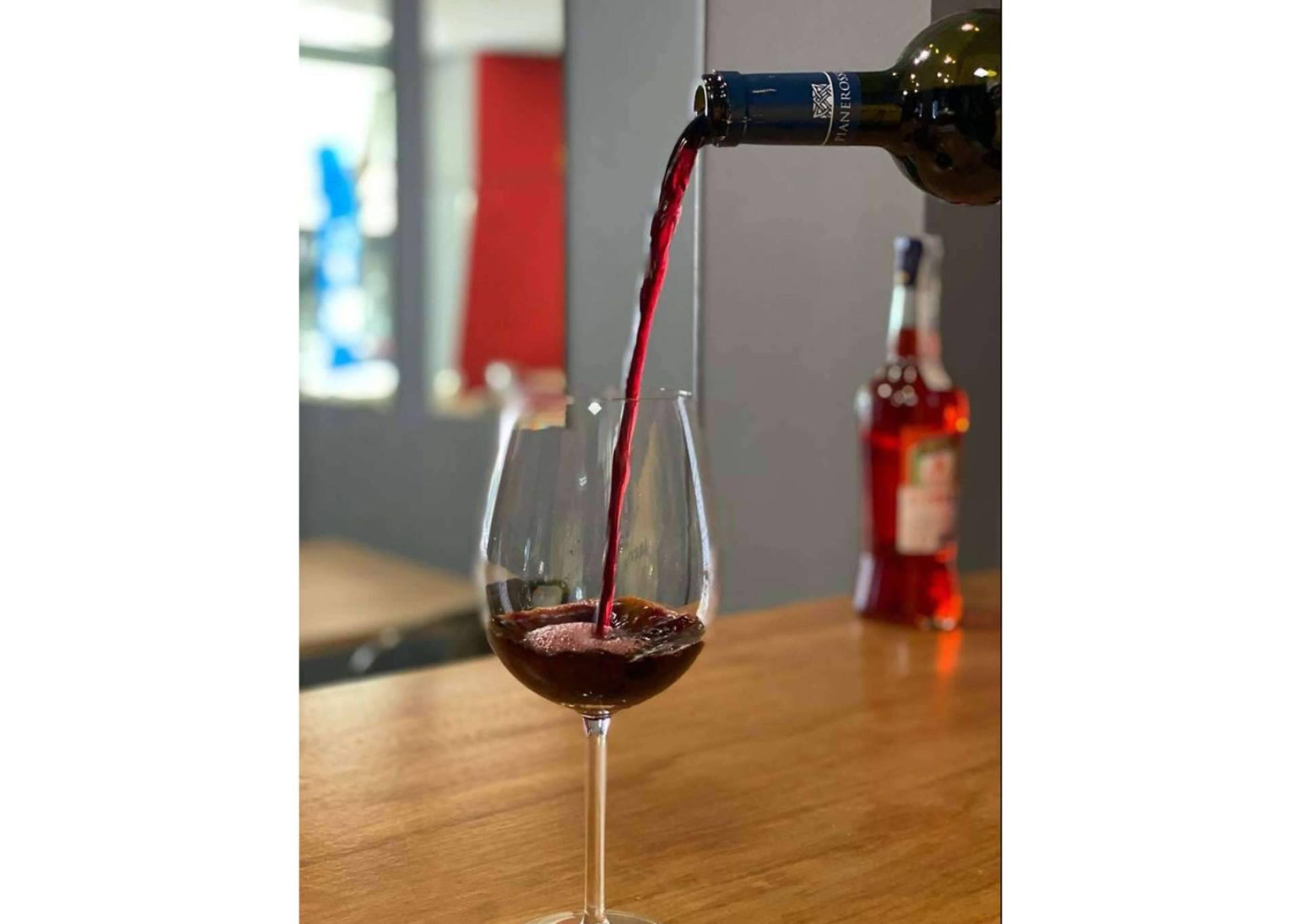 Aperitalia permite vivir la experiencia de degustación y maridaje entre el vino italiano y las tablas de embutidos y quesos