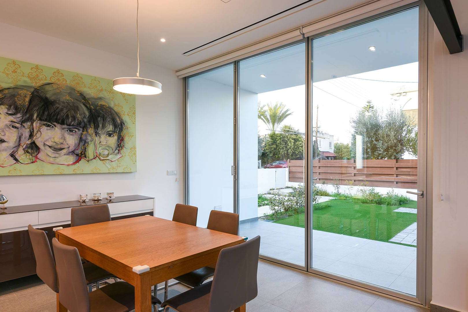 Cerrar espacios abiertos o dividir interiores con las puertas plegables minimalistas de aluminio de Airclos