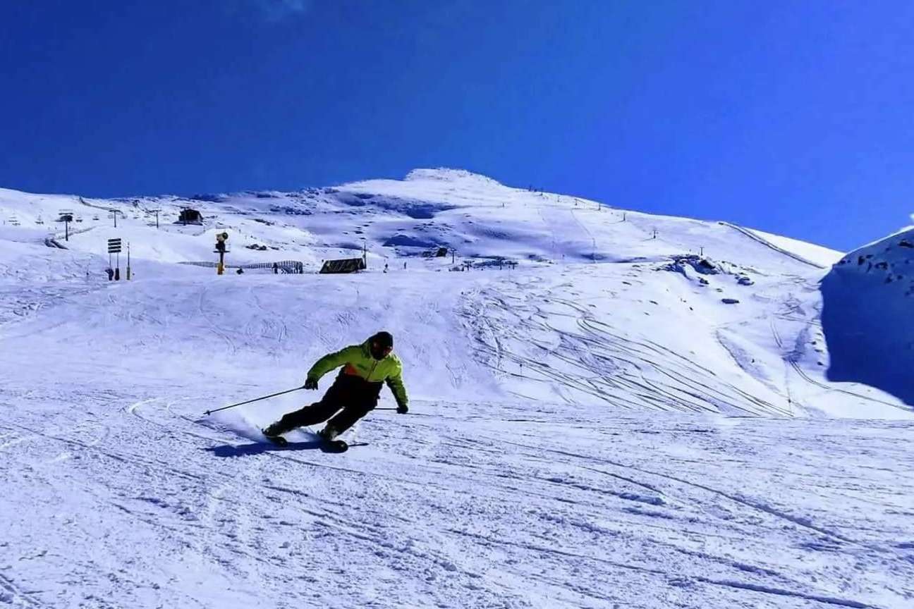 Material de esquí en Sierra Nevada con los descuentos de Sierra Nevada Adventure & Ski