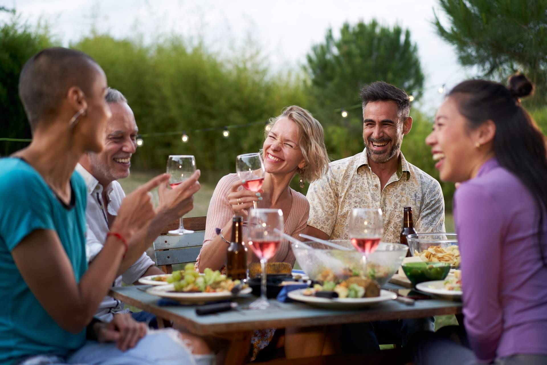 Solteros para vivir experiencias y viajes en compañía como solución a la soledad impuesta, la búsqueda de THE CLUB EMS