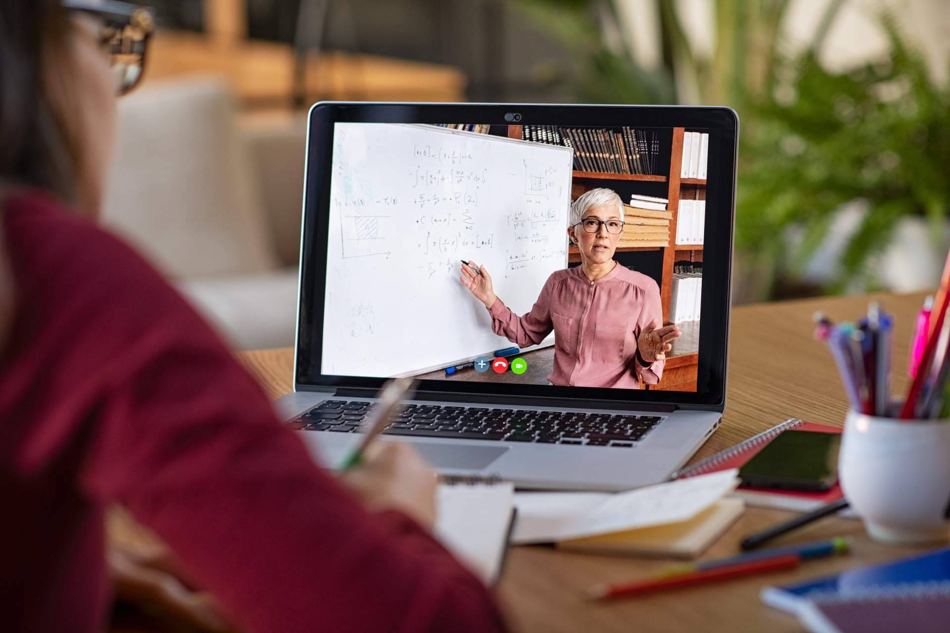Una de las escuelas online líderes en empleabilidad en España, ENEB