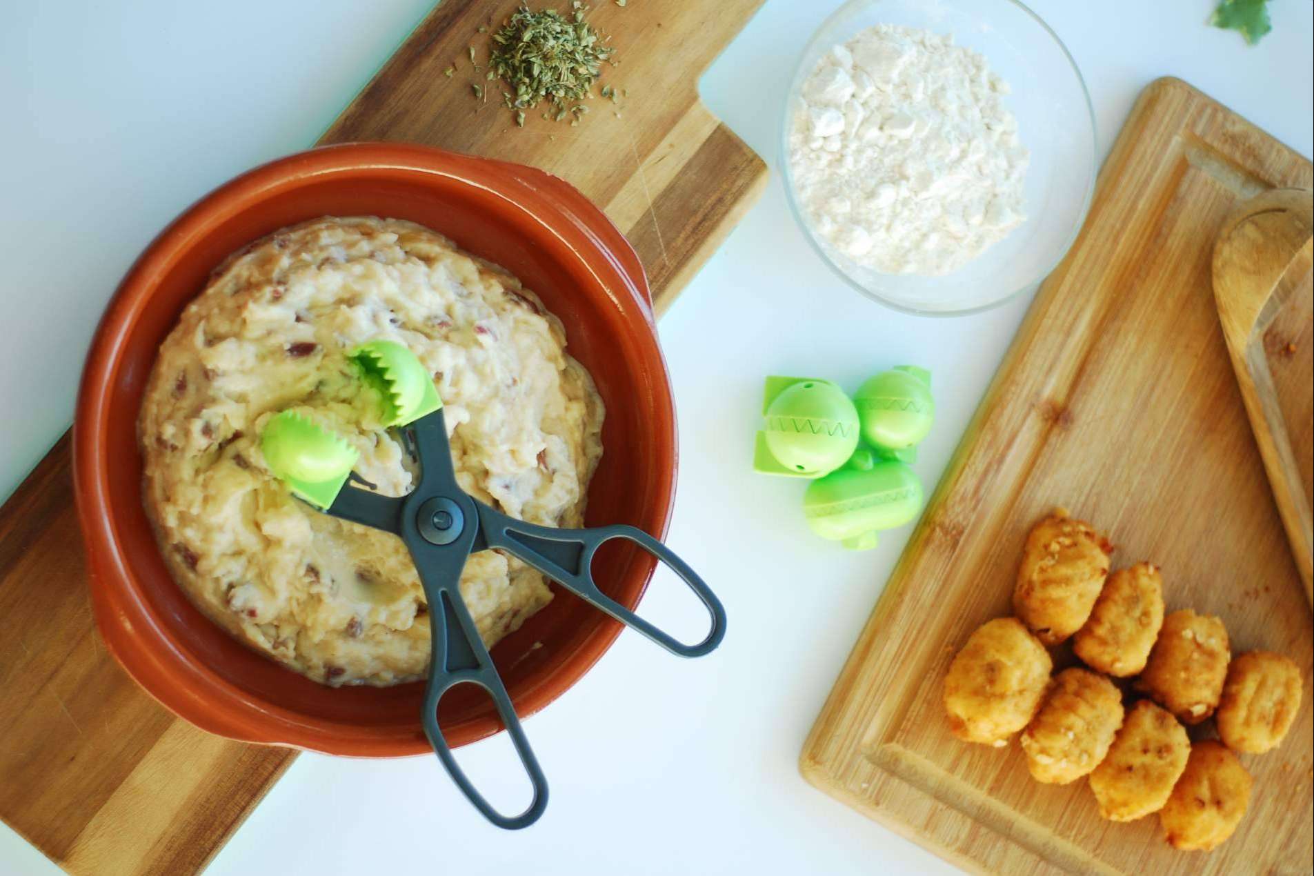 Hacer croquetas y albóndigas de manera limpia, fácil y rápida con La Croquetera