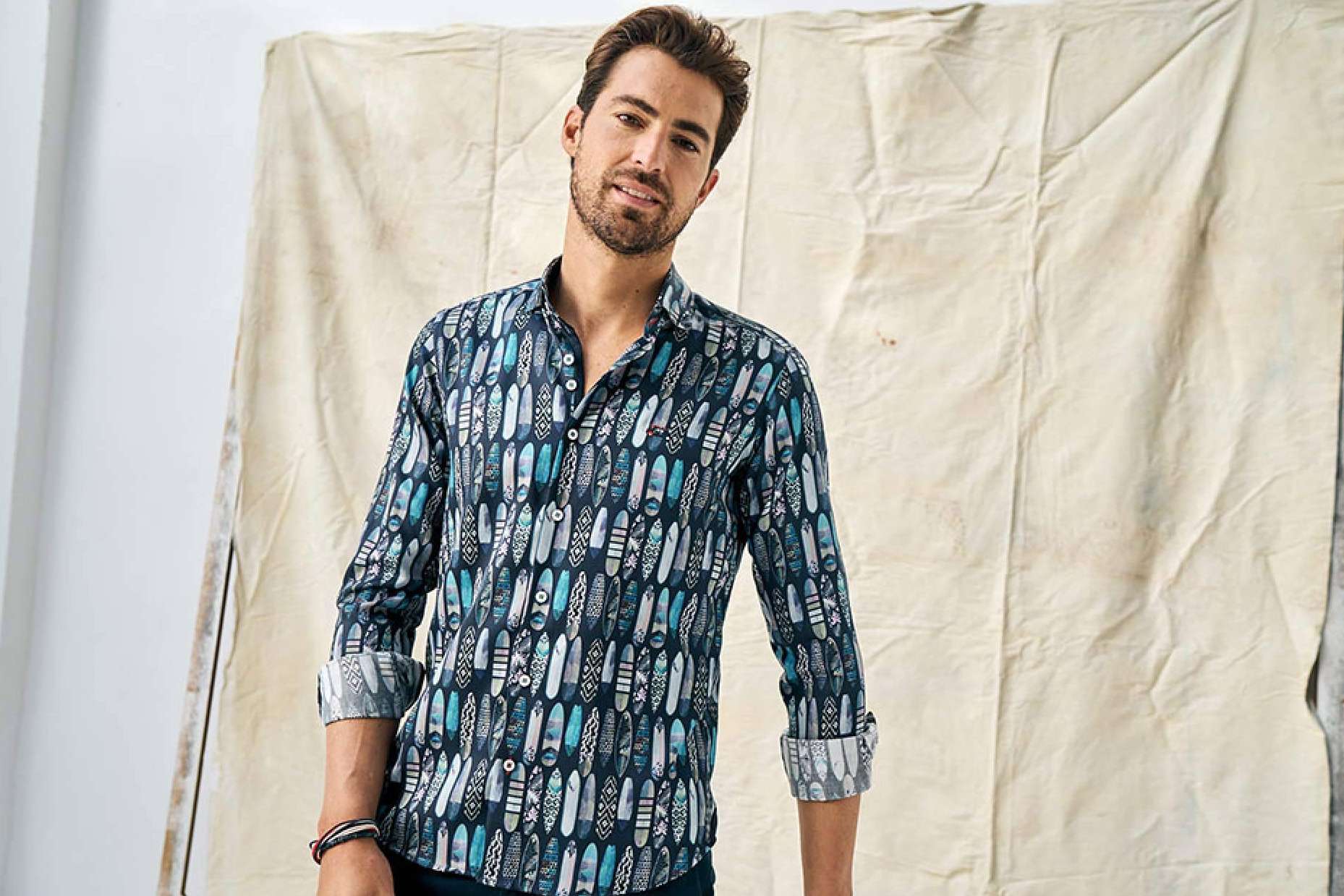 Combinar camisas estampadas para hombre con los modelos The Surfcar