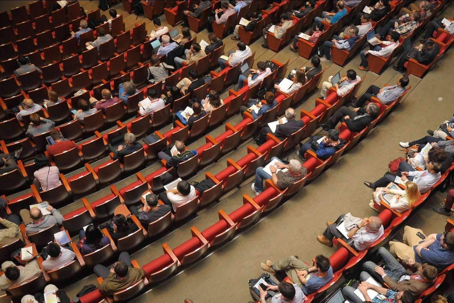AB Grupo, un servicio de azafatas de congresos de referencia en Madrid