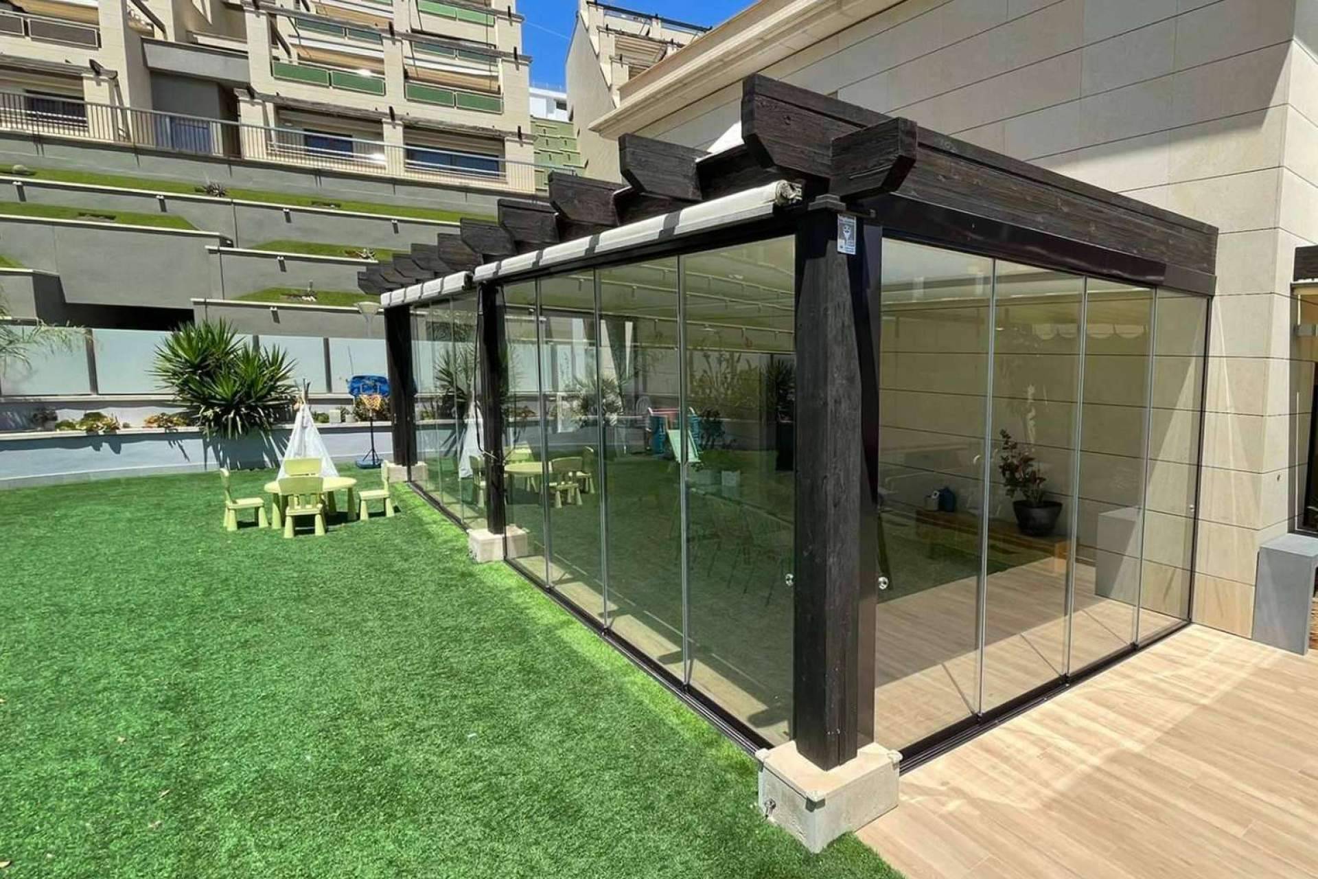 Las cortinas de cristal de Airclos destacan por su máxima transparencia y minimalismo