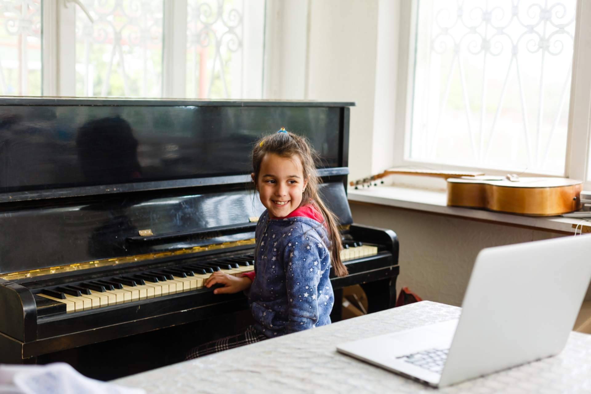 Todos los detalles de los cursos de formación musical para aprender a tocar instrumentos clásicos y modernos de Escuela de Música La Clave