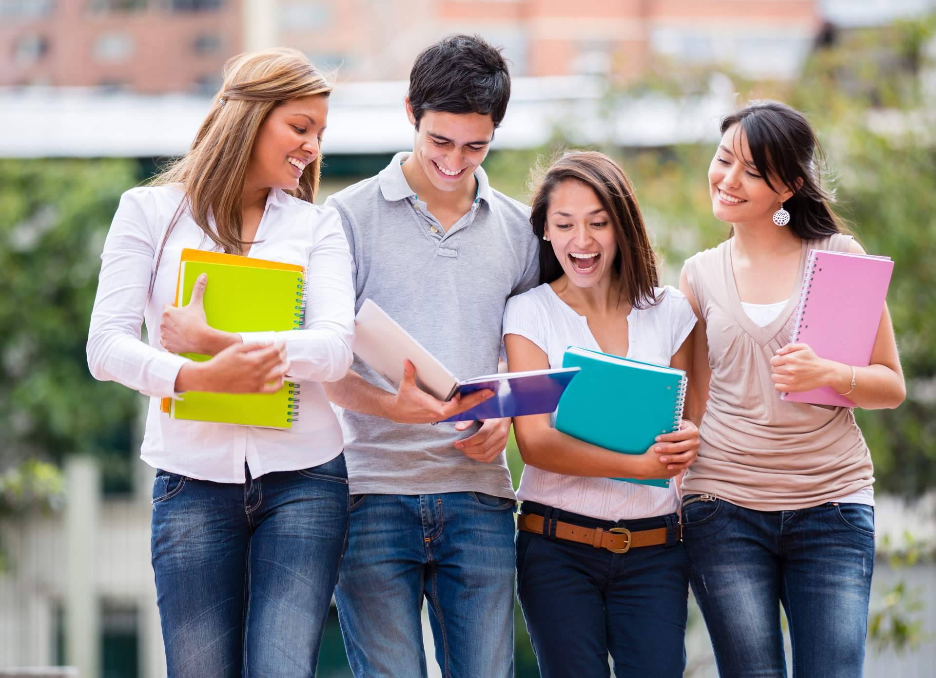 Cuáles son las becas universitarias más populares de España, según ApruebaTodo