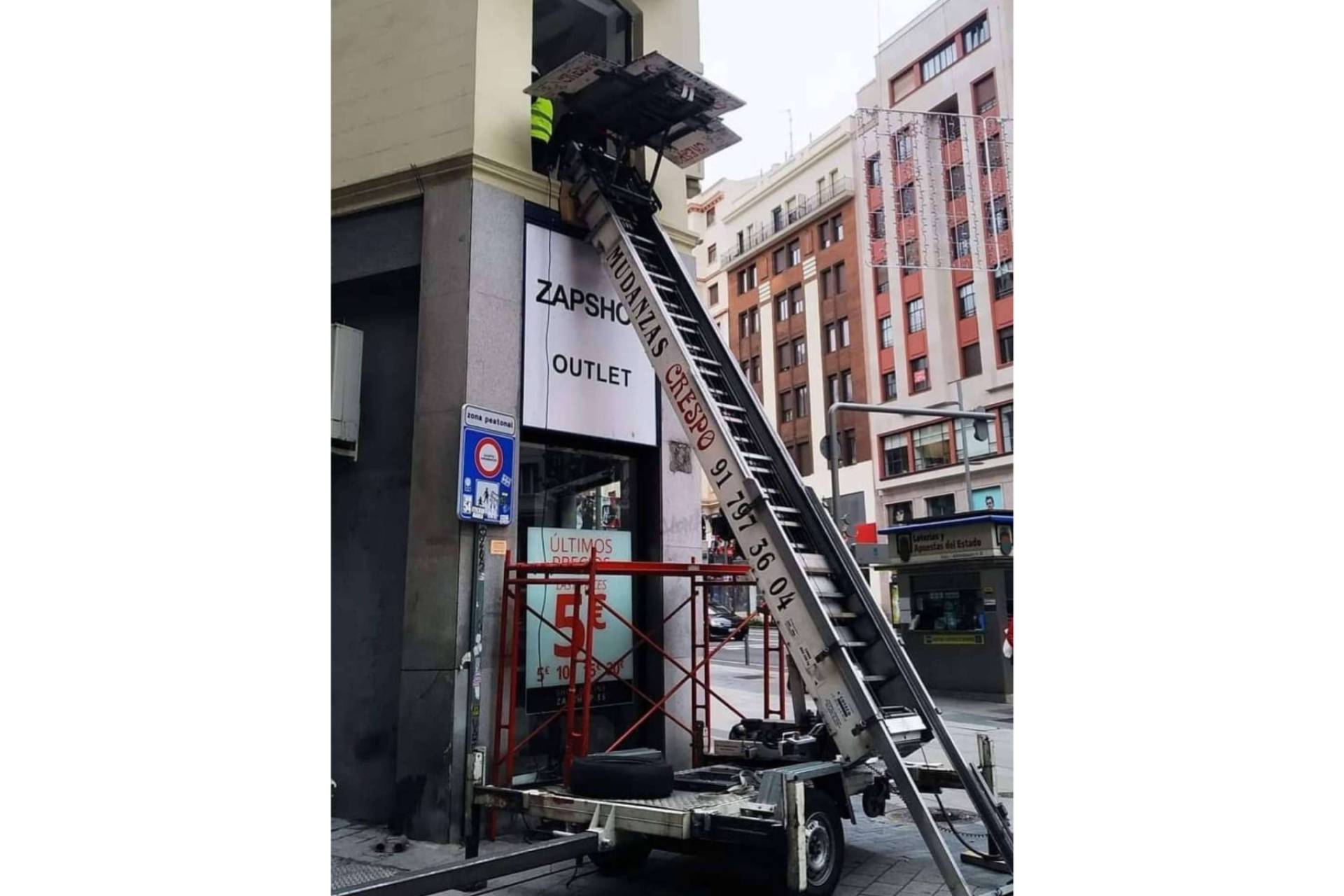 Mudanzas Crespo explica cómo funciona su servicio de alquiler de grúa elevadora