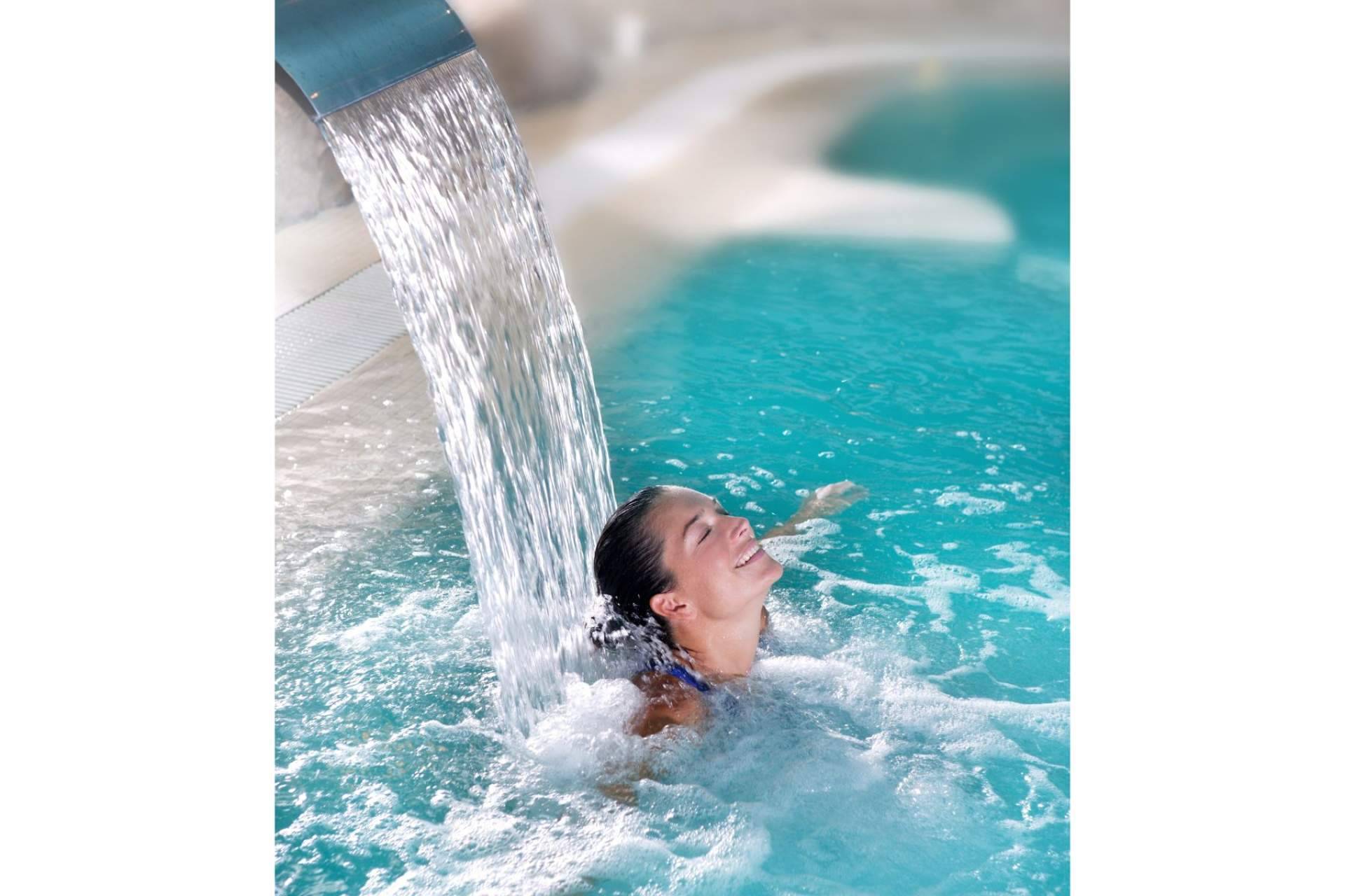 Nuevas tendencias en piscinas, las cascadas acrílicas de Warmpool