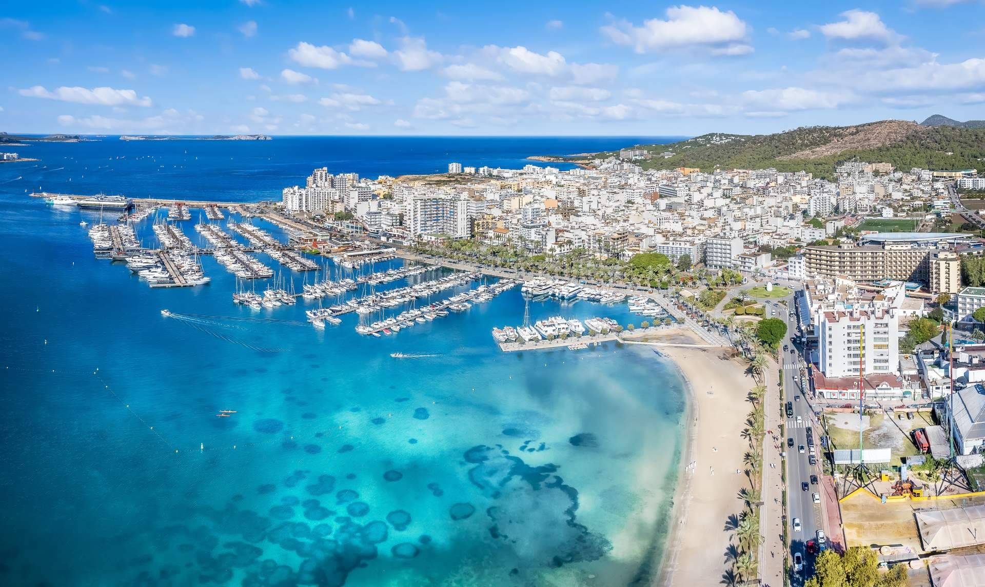Posibilidad de ganar un viaje a Ibiza o un iPhone 15 con el sorteo de American Language Academy en Instagram y TikTok