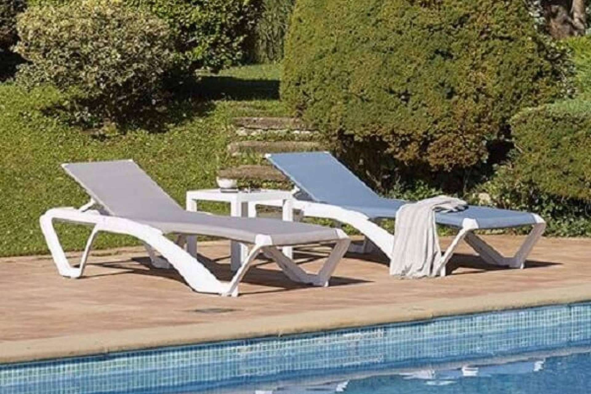¿Dónde encontrar una amplia oferta de tumbonas de plástico? Real Hostelería