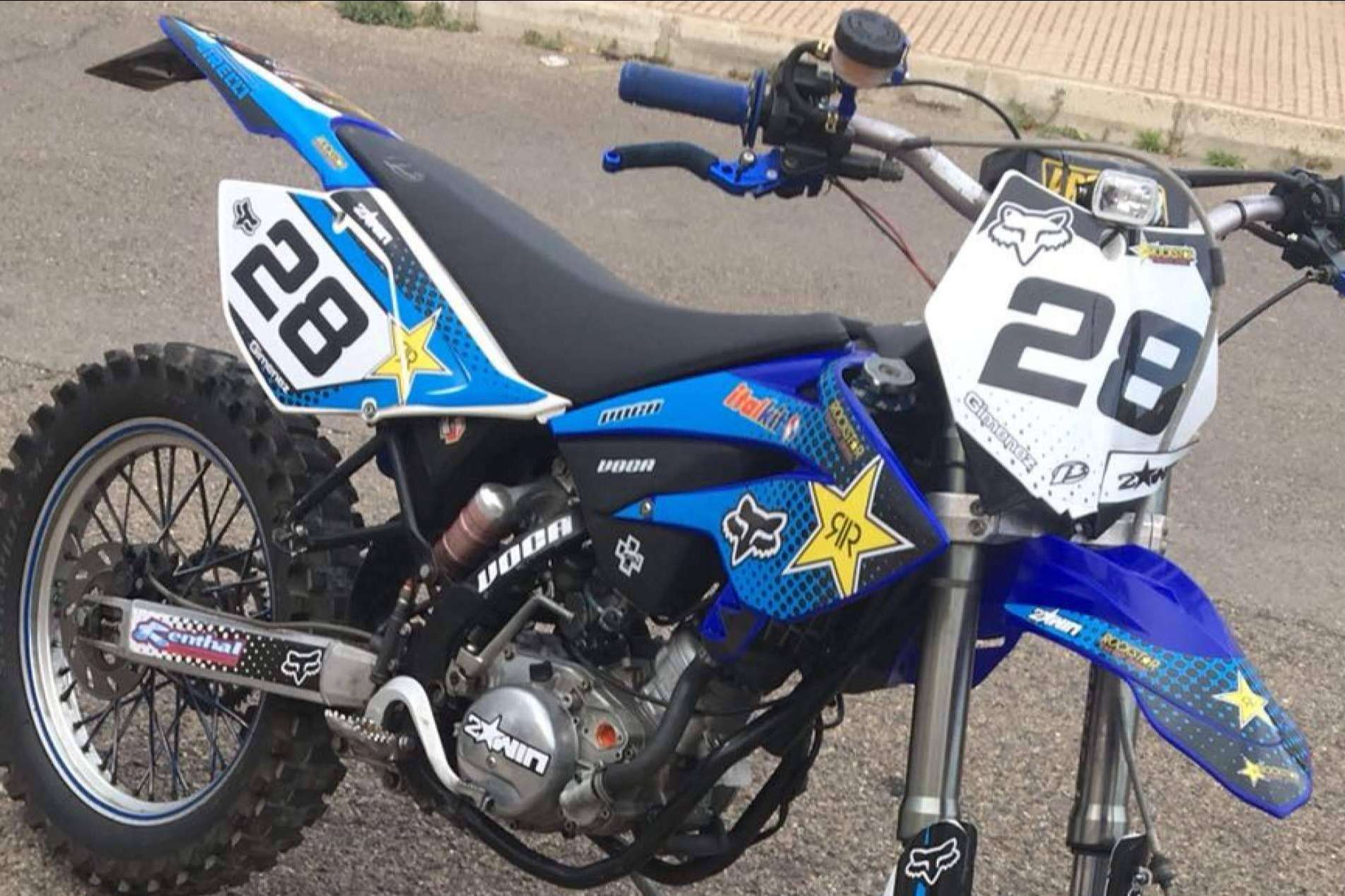 Los pilotos de motocicletas pueden diseñar adhesivos originales con ADHESIVOSEMBARRADOS