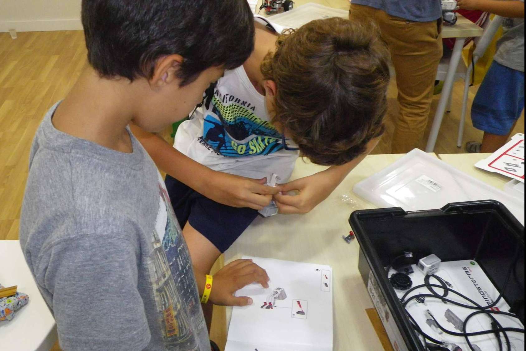 Casales de verano para niños y niñas de ciencia y robótica