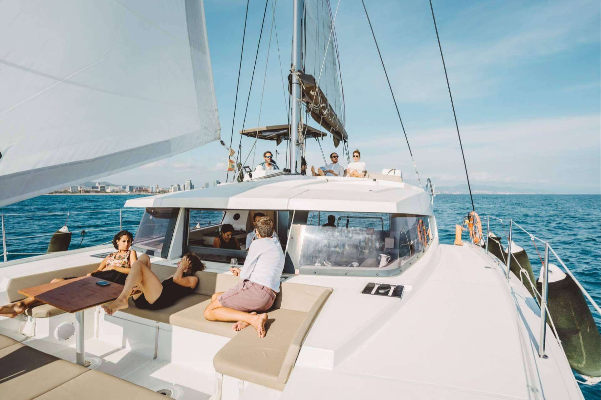 Sondevela fusiona lujo, seguridad y comodidad en el alquiler de catamarán privado en Barcelona