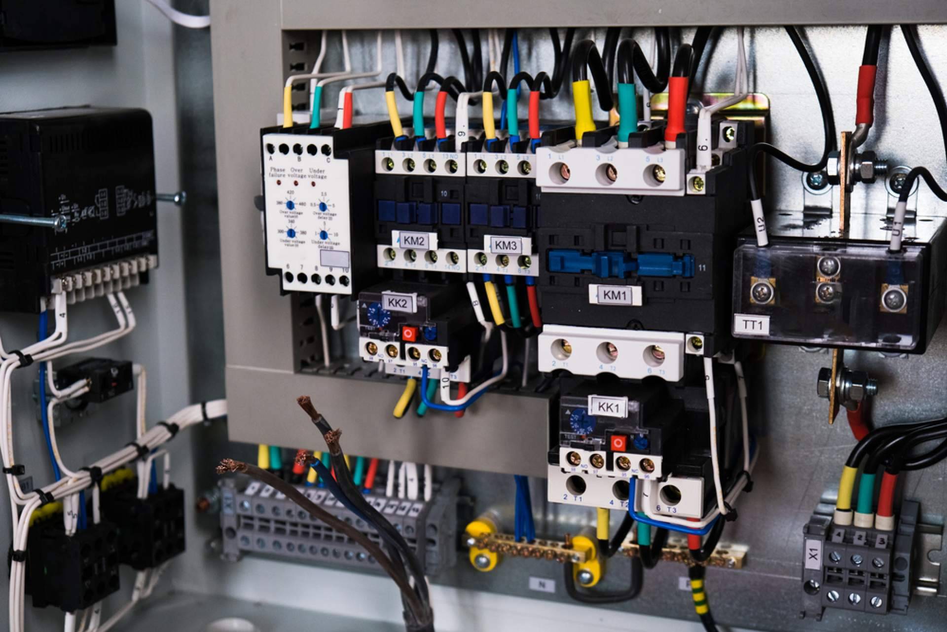 Cadenza Electric cuenta con un amplio stocko de bornas de conexión Weidmuller