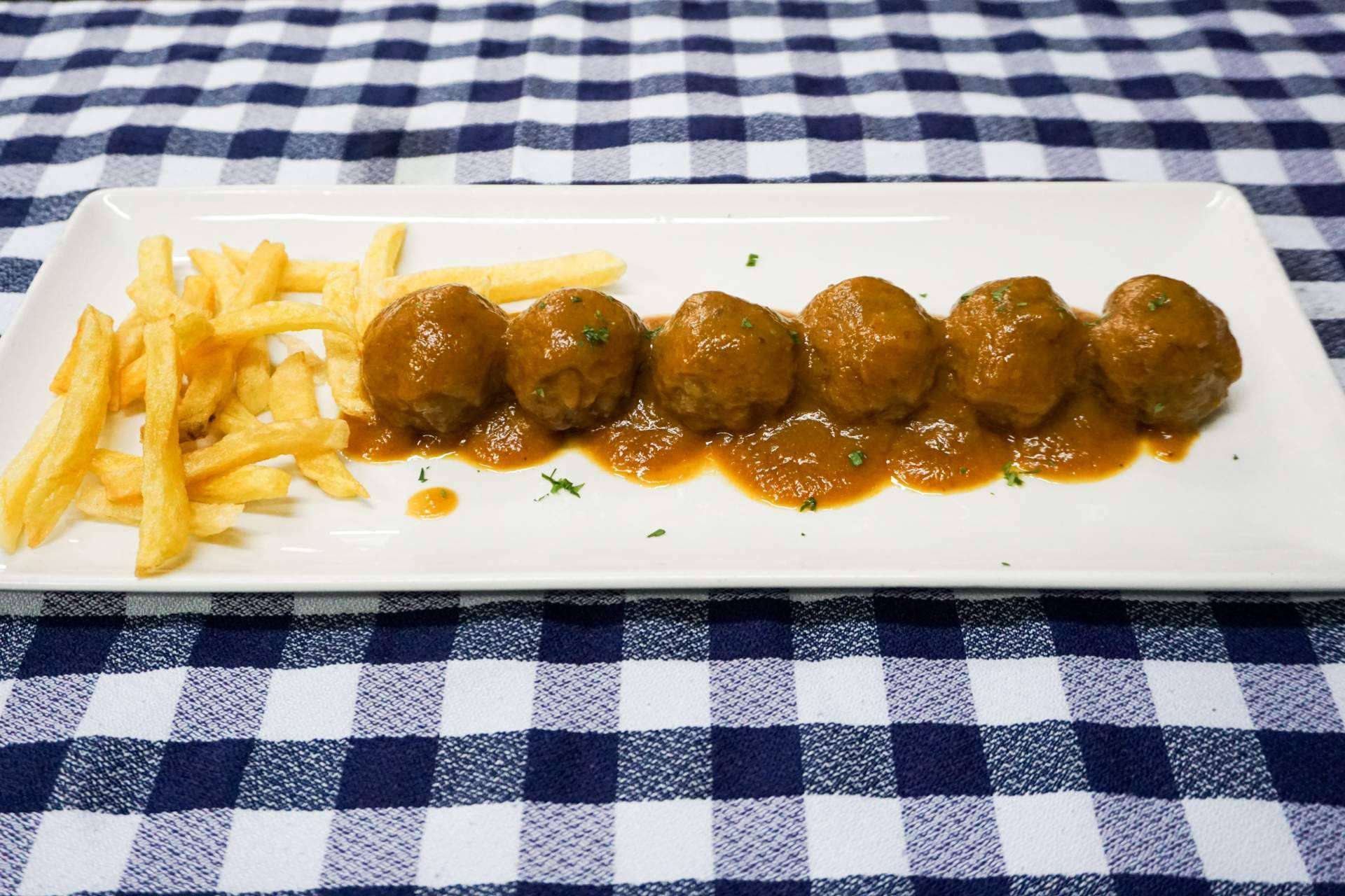 La taberna vasca que nadie se puede perder en Madrid, con los platos de toda la vida