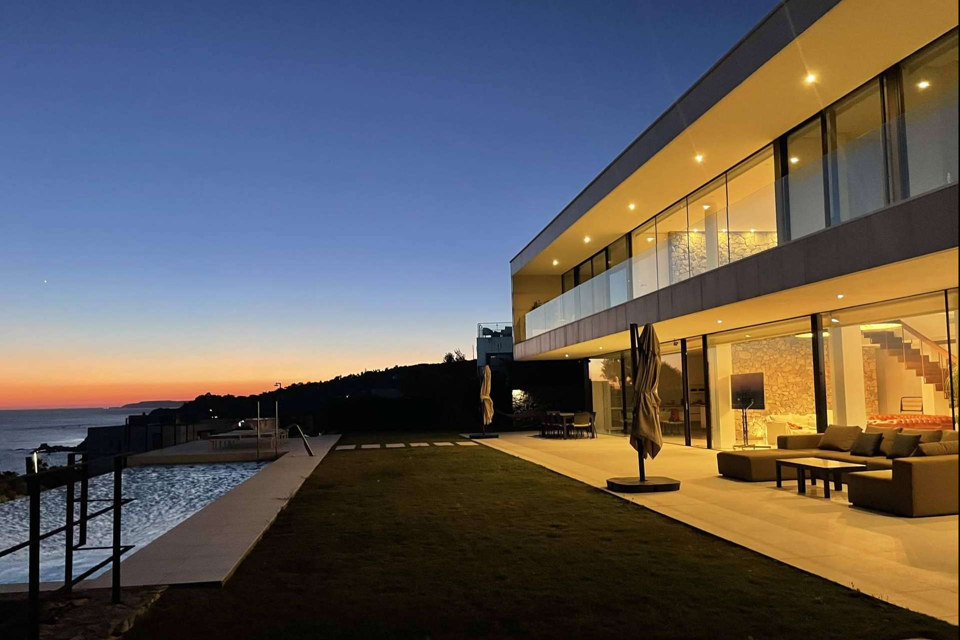 Disfrutar de impresionantes amaneceres y vistas al mar en Villa Villa Alkaram, un refugio de lujo en Andalucía