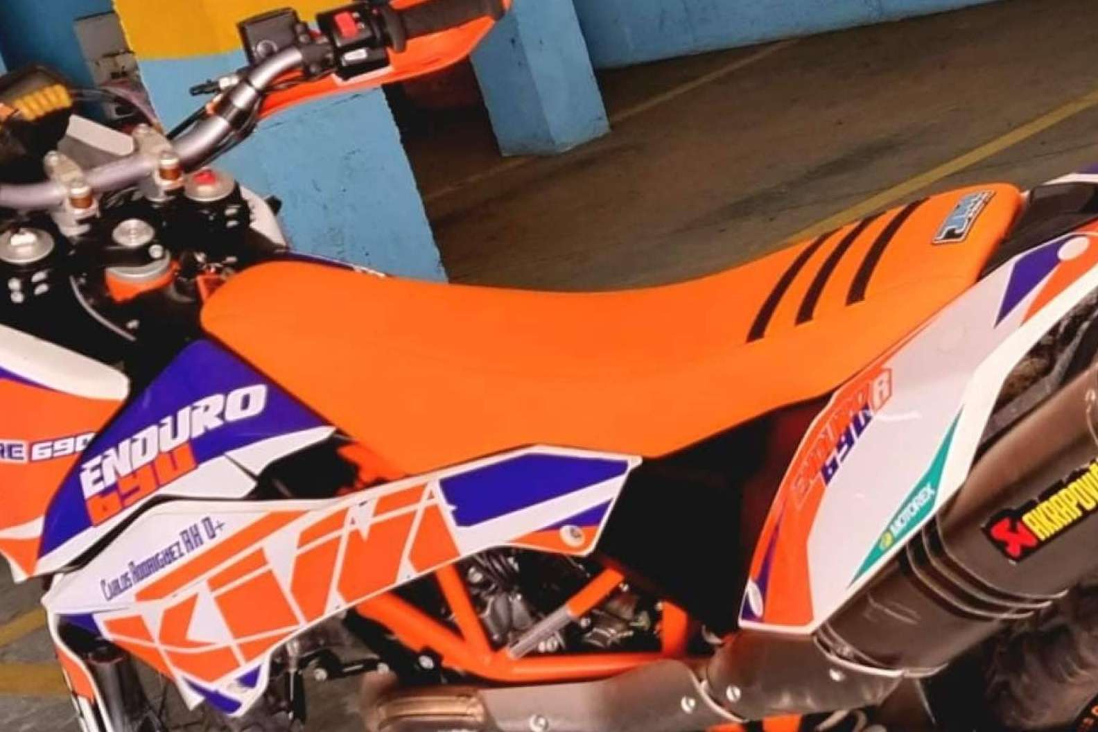Gracias a las pegatinas de ADHESIVOSEMBARRADOS es posible personalizar motos con diseños únicos