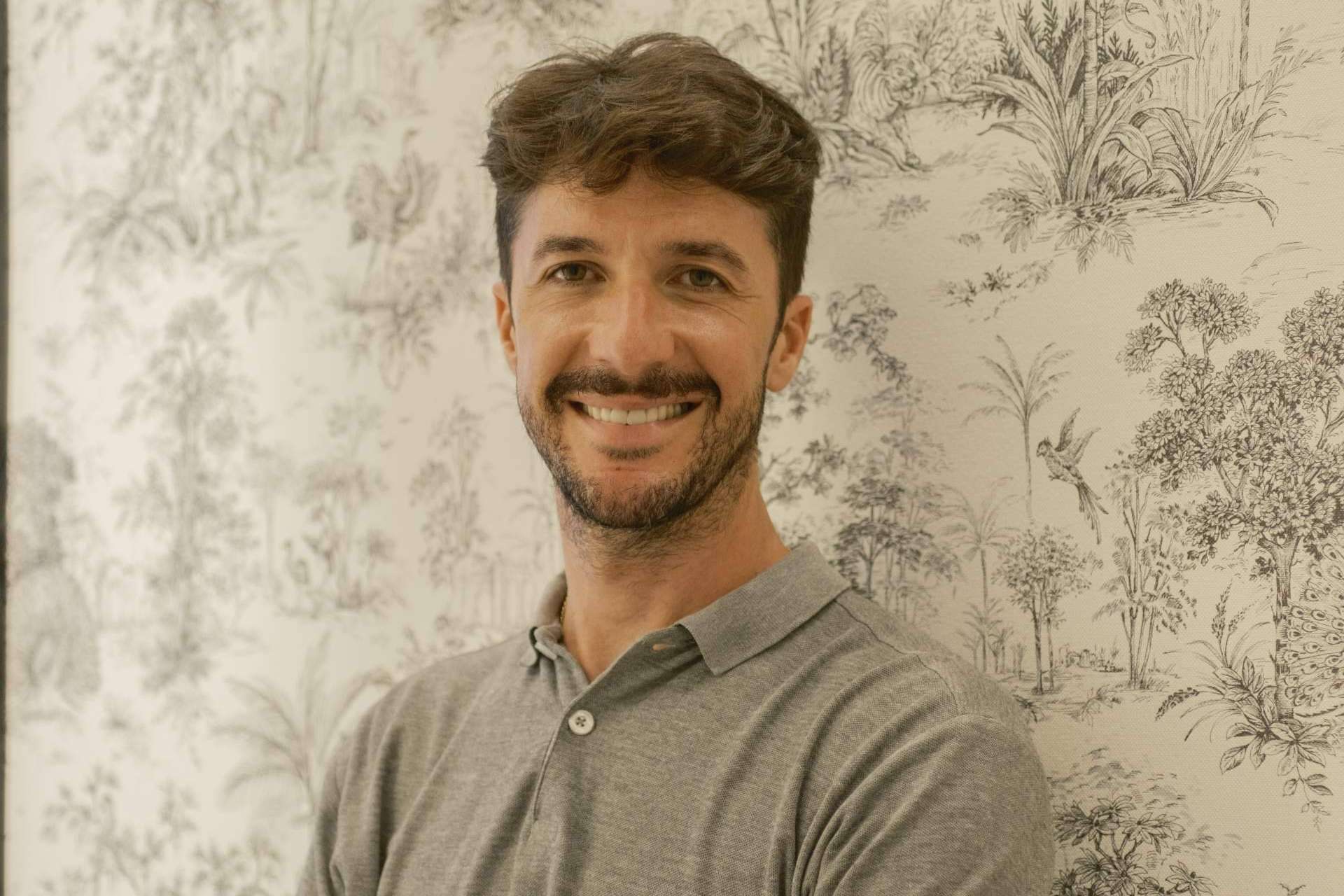 Jesús Pino aplica el estilo Mid Century en su proyecto de interiorismo en el centro de Motril