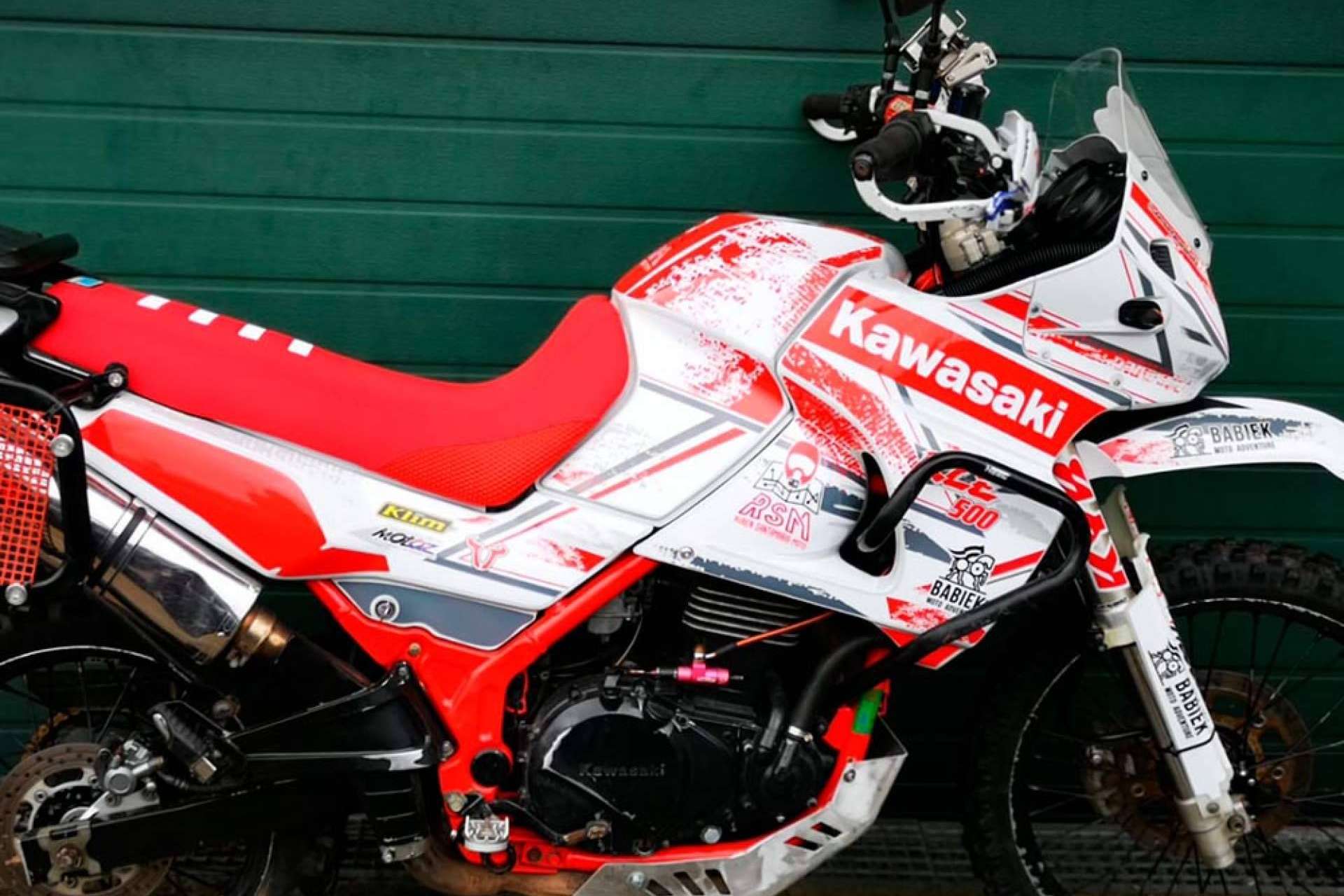ADHESIVOSEMBARRADOS tiene los plásticos y pegatinas para iniciar la temporada con una moto renovada