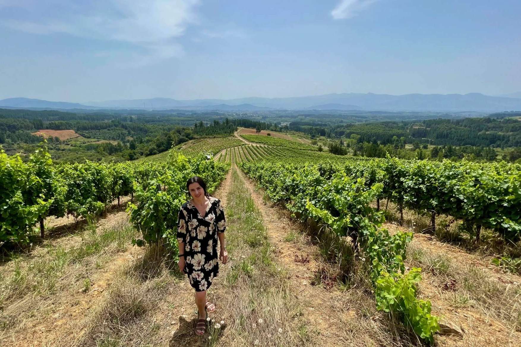 La sumiller María José Huertas visita los viñedos de El Bierzo en tierras de Gancedo