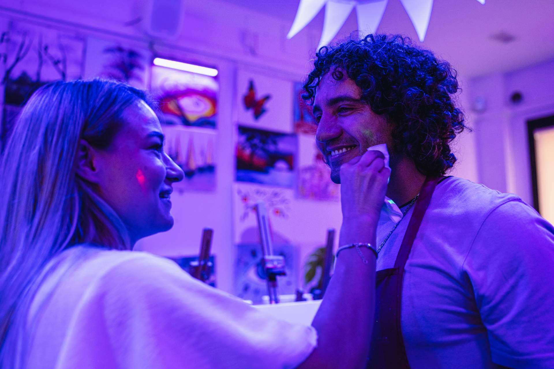 Disfrutar de sesiones de arte y vino con amigos en Art & Wine