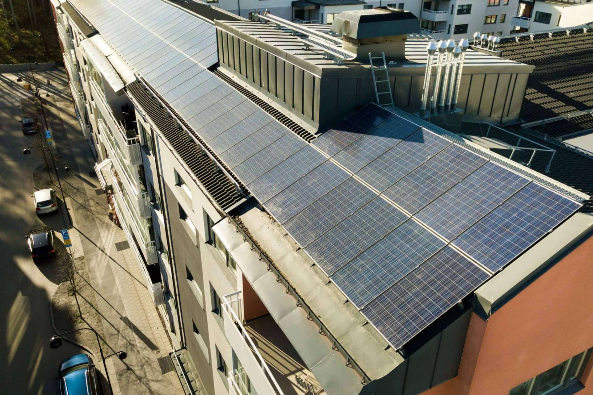 La 'mala praxis' de las distribuidoras de electricidad y su efecto en el estancamiento de la instalación de paneles solares, por Vatios Verdes