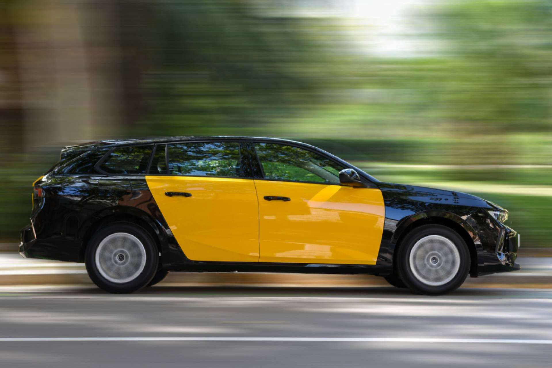Taxi Opel Astra, una alternativa sostenible para el transporte público