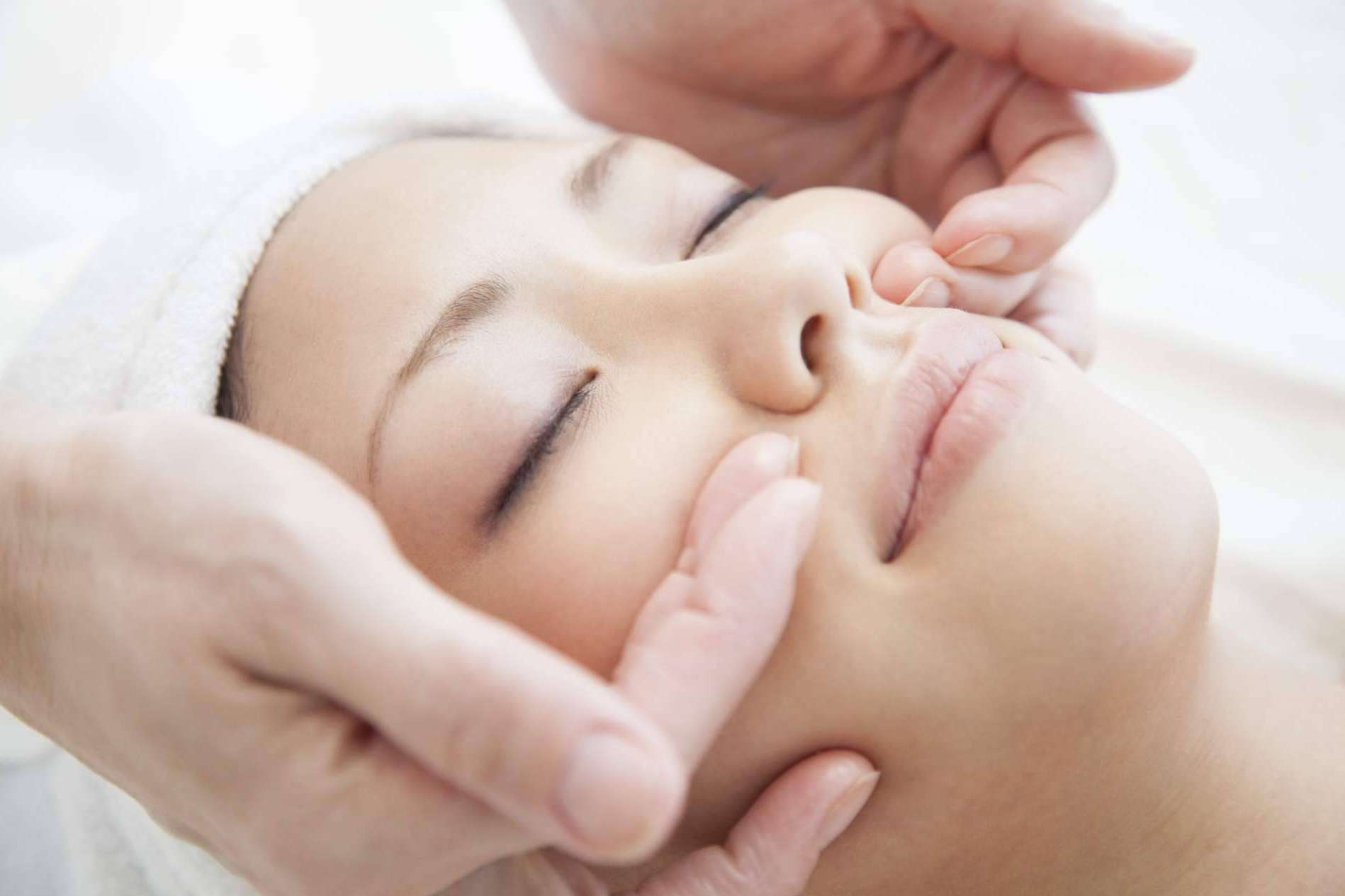 Sleimy realiza el masaje facial Kobido y otras técnicas terapéuticas para combatir los signos de la edad