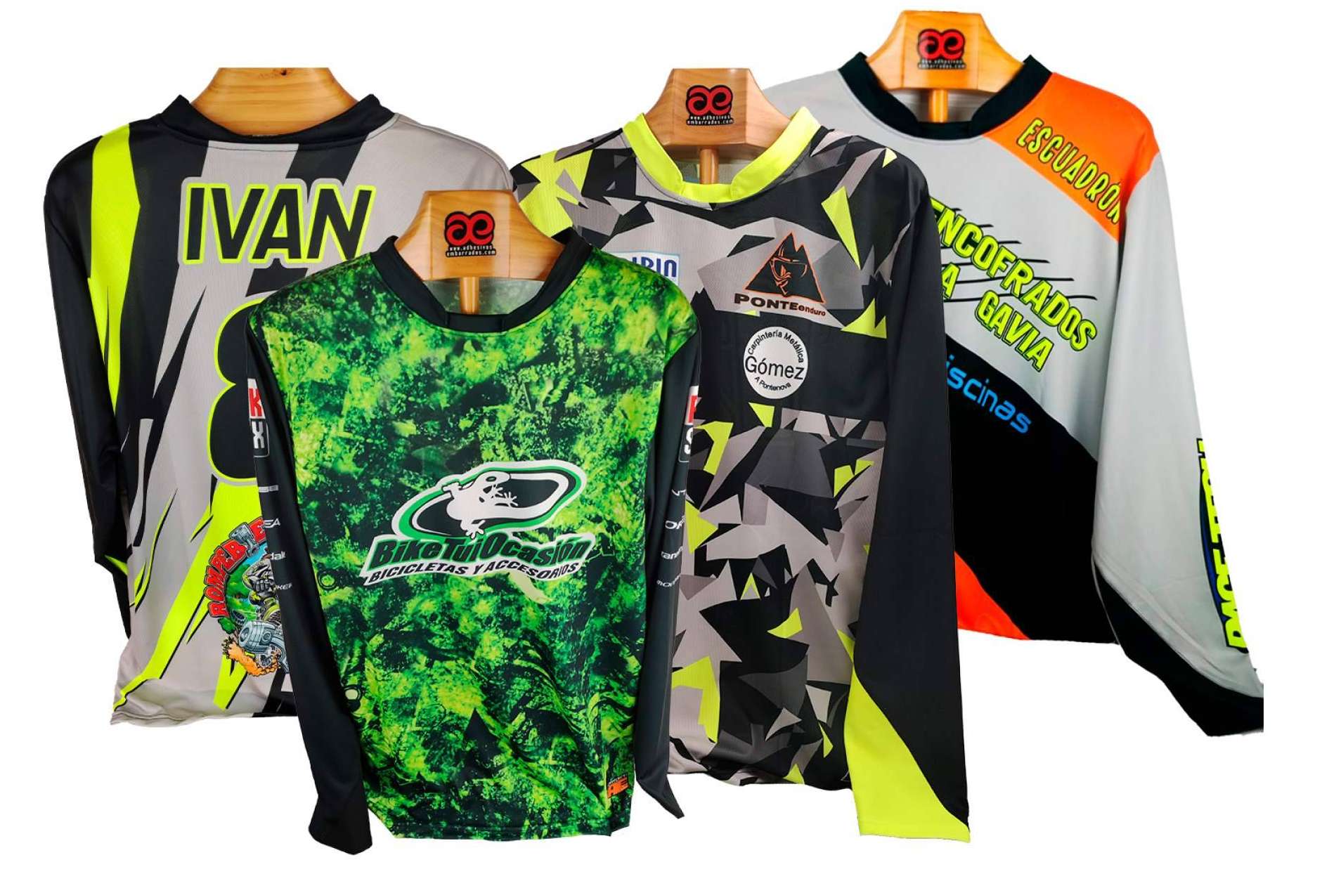 ADHESIVOSEMBARRADOS ofrece una personalización única de la ropa de moto