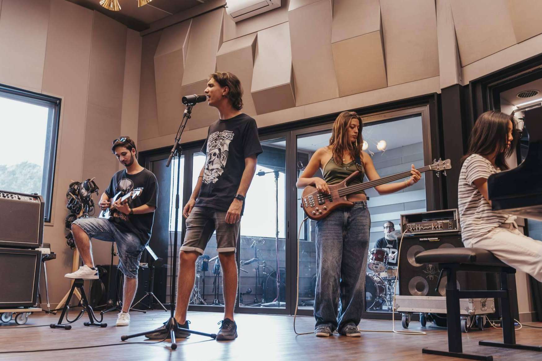 Eumes ofrece formación en producción para músicos y cantantes que buscan un impulso para su carrera